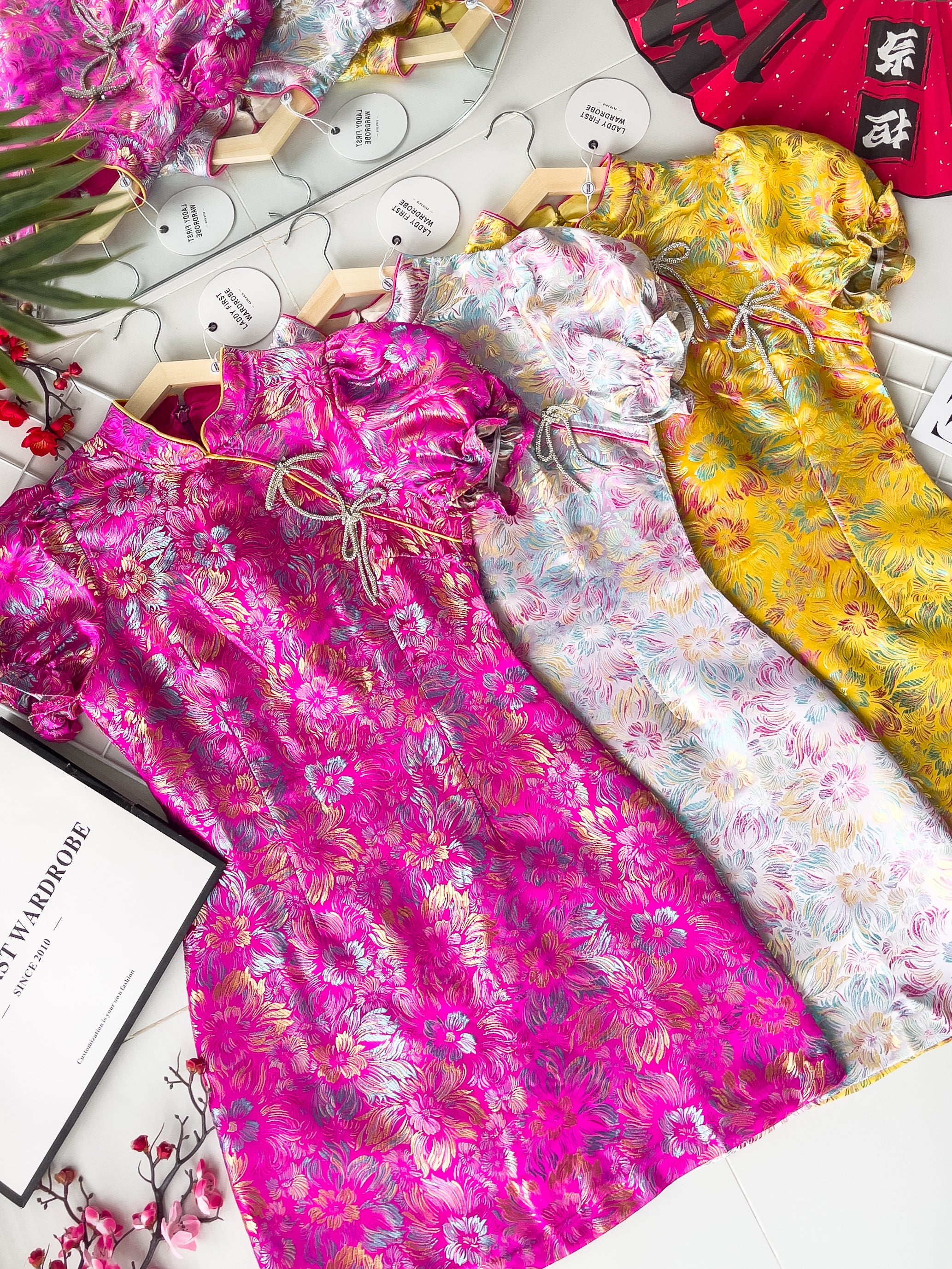 【D8235271】独家爆款优雅气质国风立领泡泡袖显腰身提花旗袍连身裙子，搭配精致蝴蝶结水钻针扣点缀【B-R3-C4】