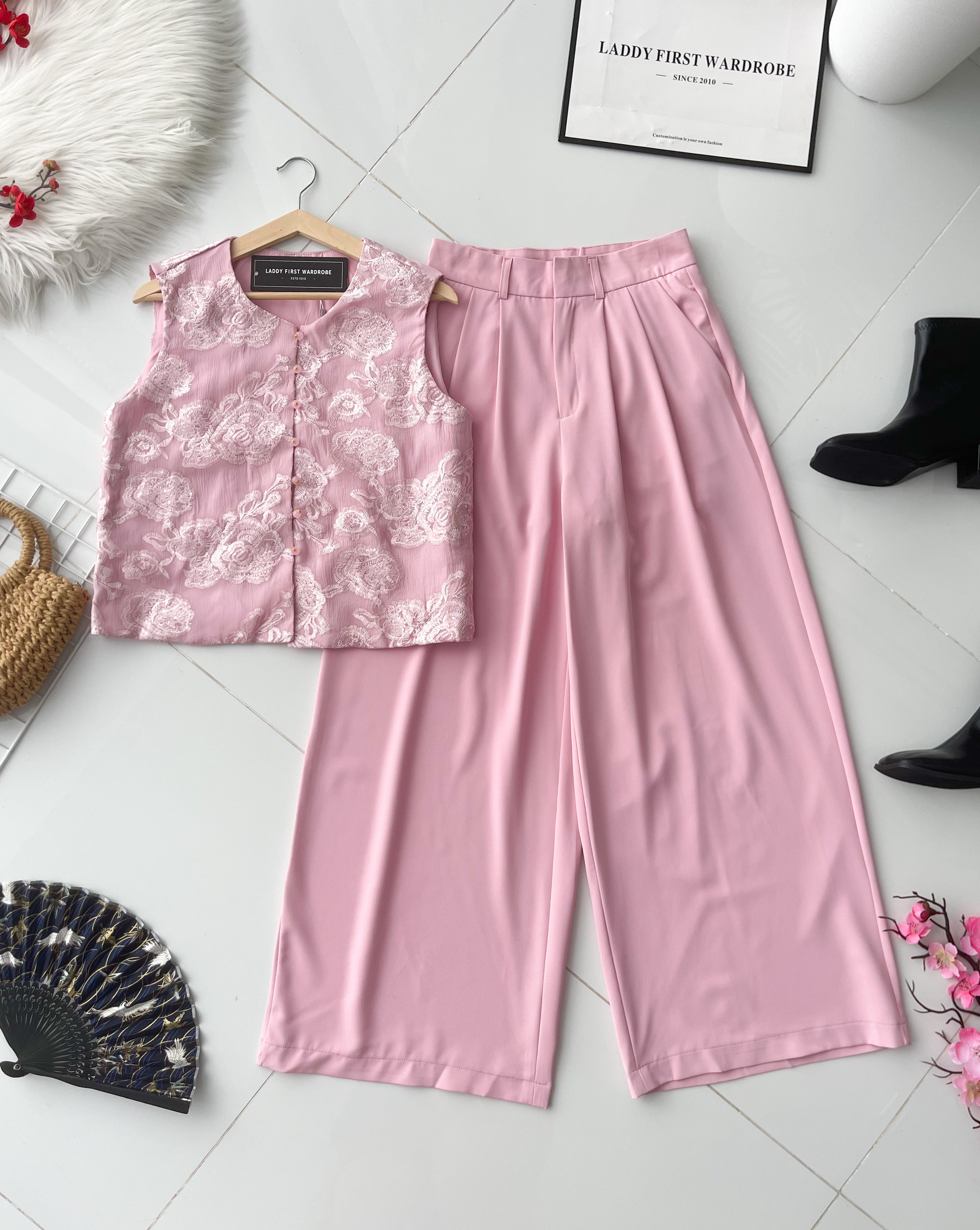 【SS21828 / 65230】高品质两件式高端大气气质优雅旗袍套装 网纱绣花宽松版上衣➕西装垂感阔脚高腰长裤，有口袋 ❤️❤️