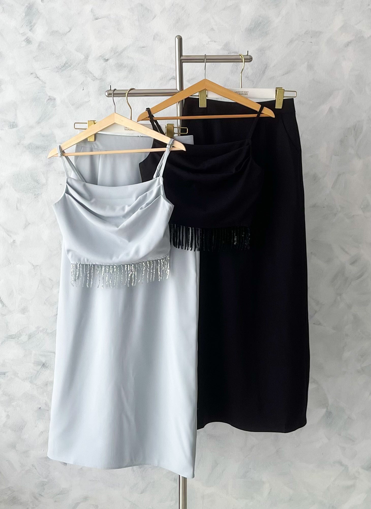 【SS2769-1】⚡补货预订款⚡高品质两件式高端气质鲜艳套装 自调无袖肩带短版上衣➕西装高腰百搭长裙，后中开叉设计，有口袋 ❤️❤️