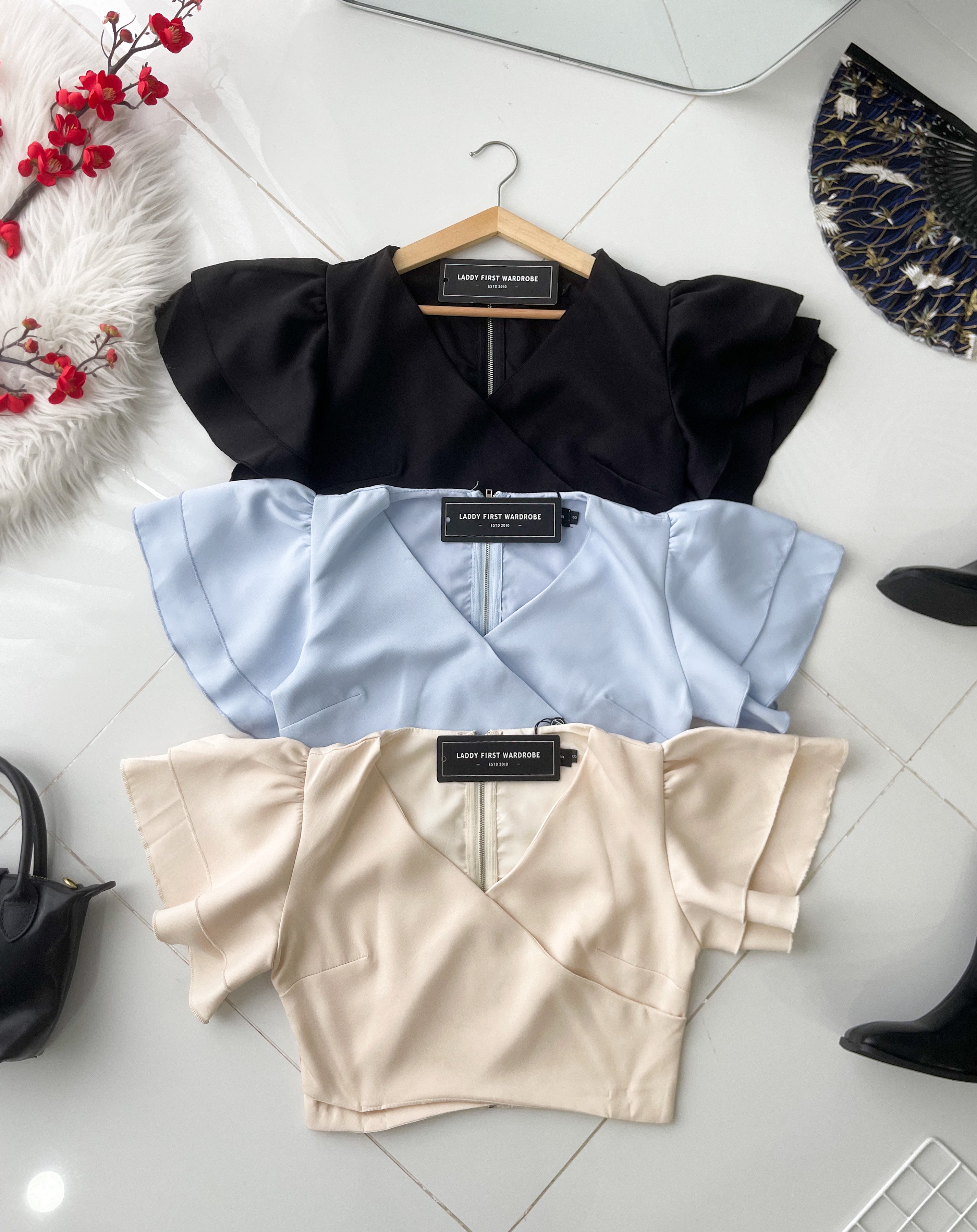 【T520214】高品质交叉V领荷叶袖温柔风时尚上衣 ❤❤