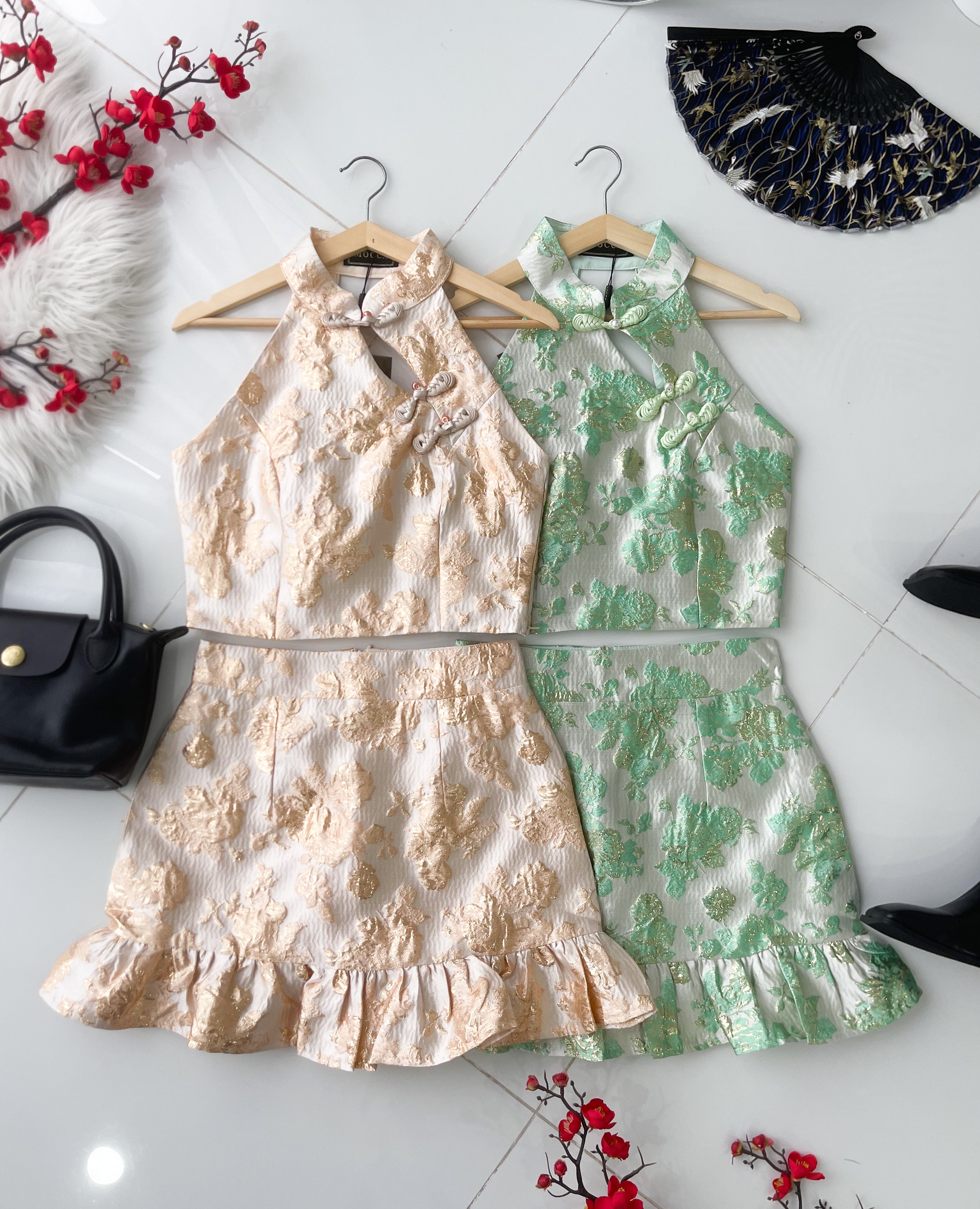 【SS8238651】高品质两件式浮雕提花旗袍套装 CUT IN提花旗袍上衣，背面蝴蝶结性感镂空➕下摆荷叶设计提花高腰裙子，内层有里布短裤 ❤️❤️