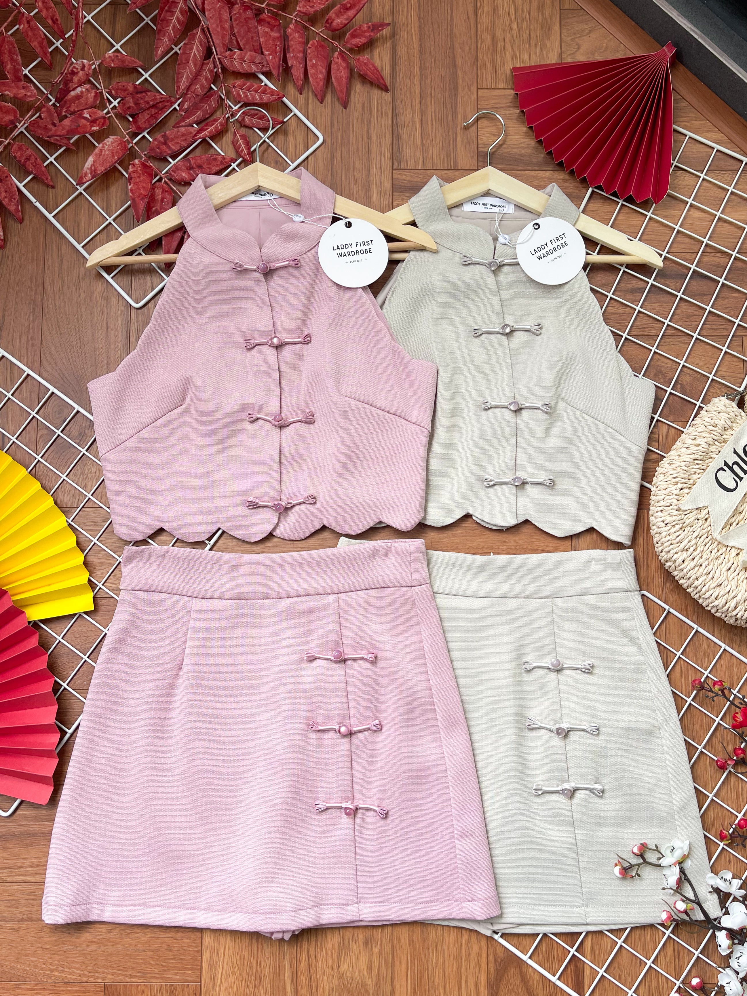 【SS3489】【LFW独家小圆饼】高品质两件式女神款小香风旗袍时尚套装 盘扣CUT IN旗袍上衣➕盘扣小香风高腰裙子，内层有里布短裤 ❤️❤️