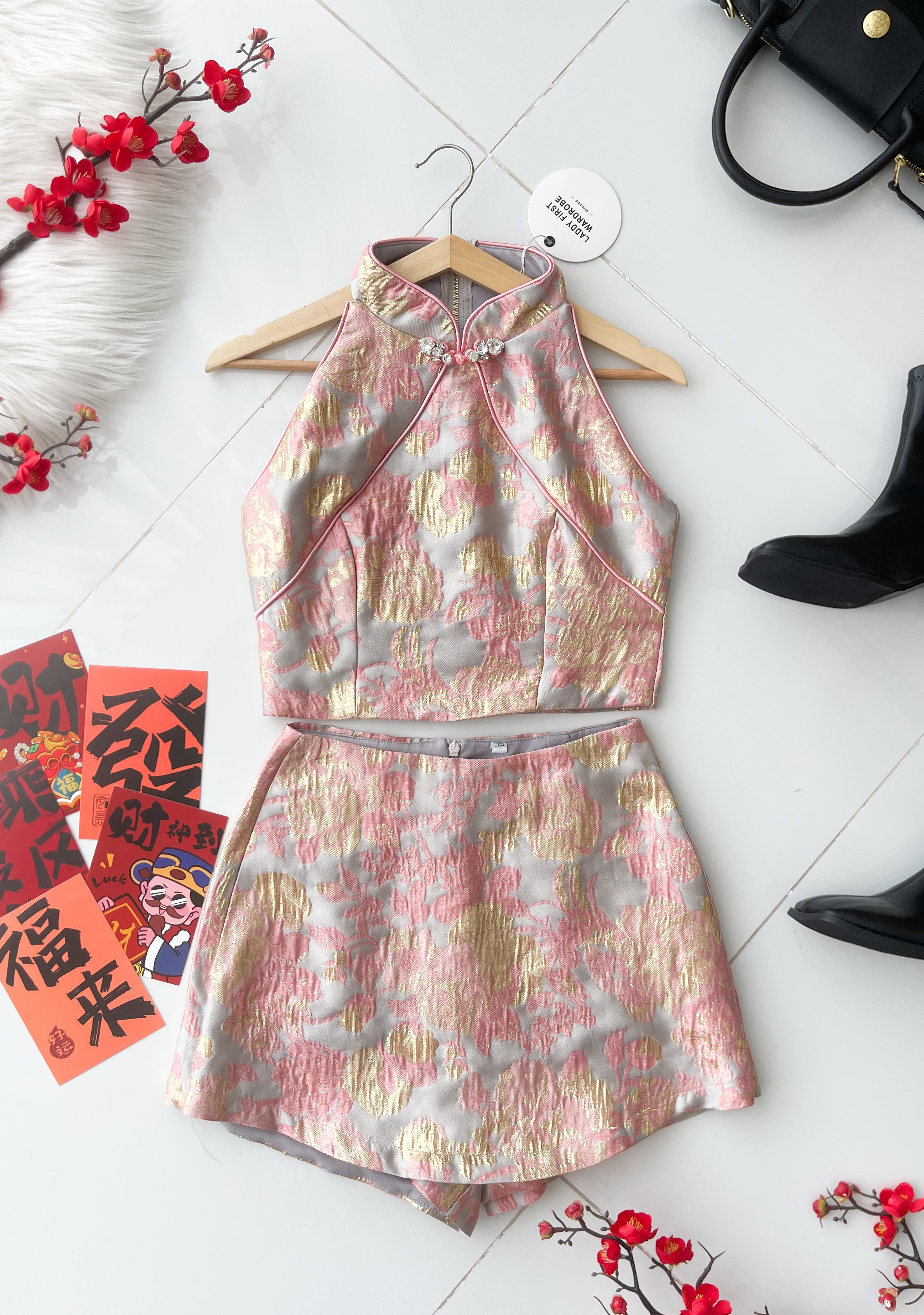 【SS8238802】【LFW独家小圆饼】高品质两件式高端气质金线浮雕提花旗袍套装 CUT IN无袖旗袍上衣➕提花高腰裤裙 ❤️❤️