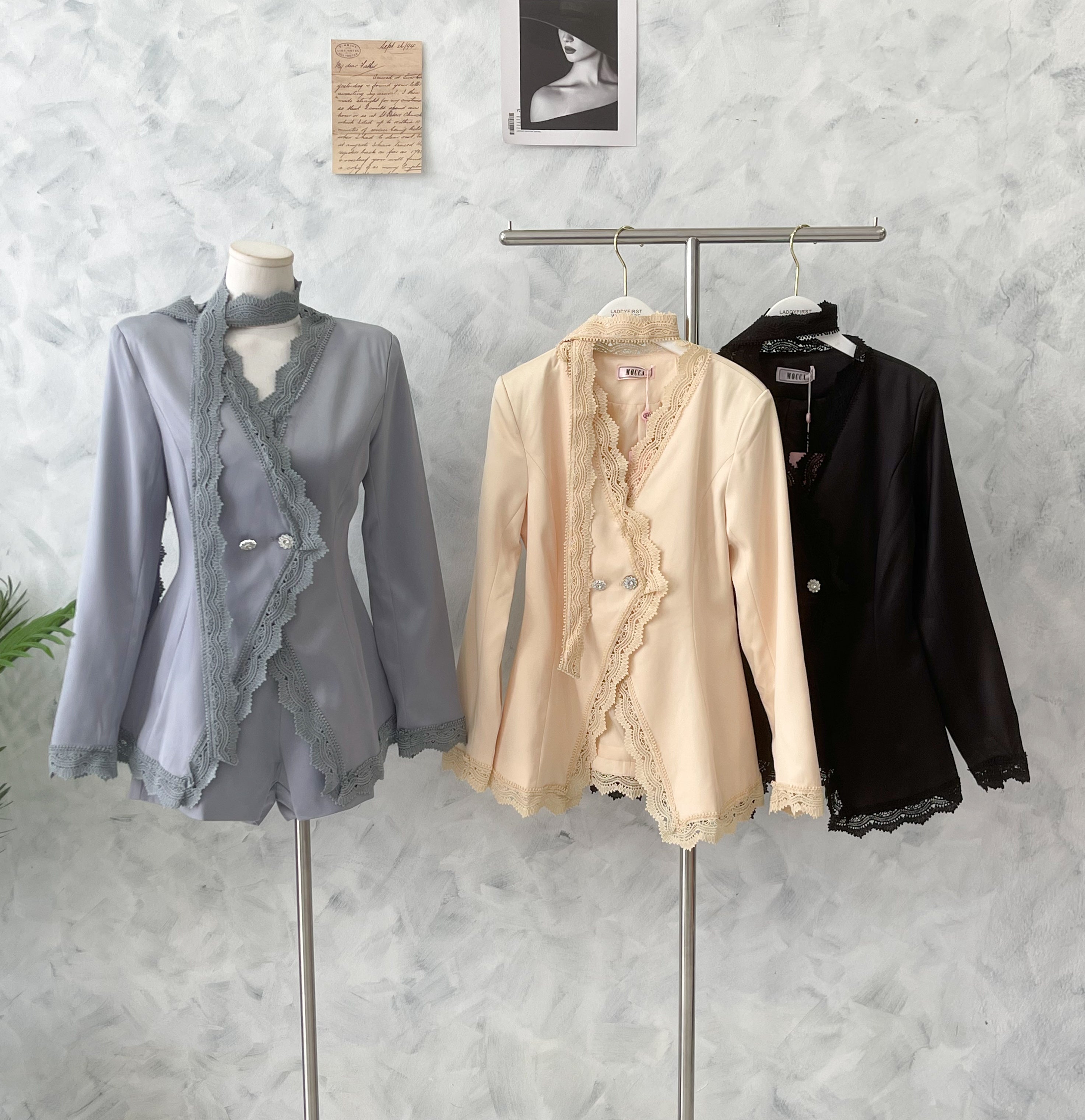 【SS25144】【补厂家现货⚡️⚡️】高品质两件式高端气质缎面套装 V领桐花边长袖连衣裙➕缎面高腰百搭短裤 ❤️❤️