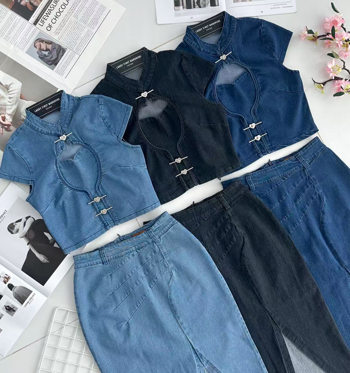 【SS121438】高品质两件式COTTON JEANS牛仔弹力旗袍套装 爱心领小镂空设计牛仔上衣➕牛仔开叉设计高腰裙子，有口袋 ❤️❤️【A-R1-C4】