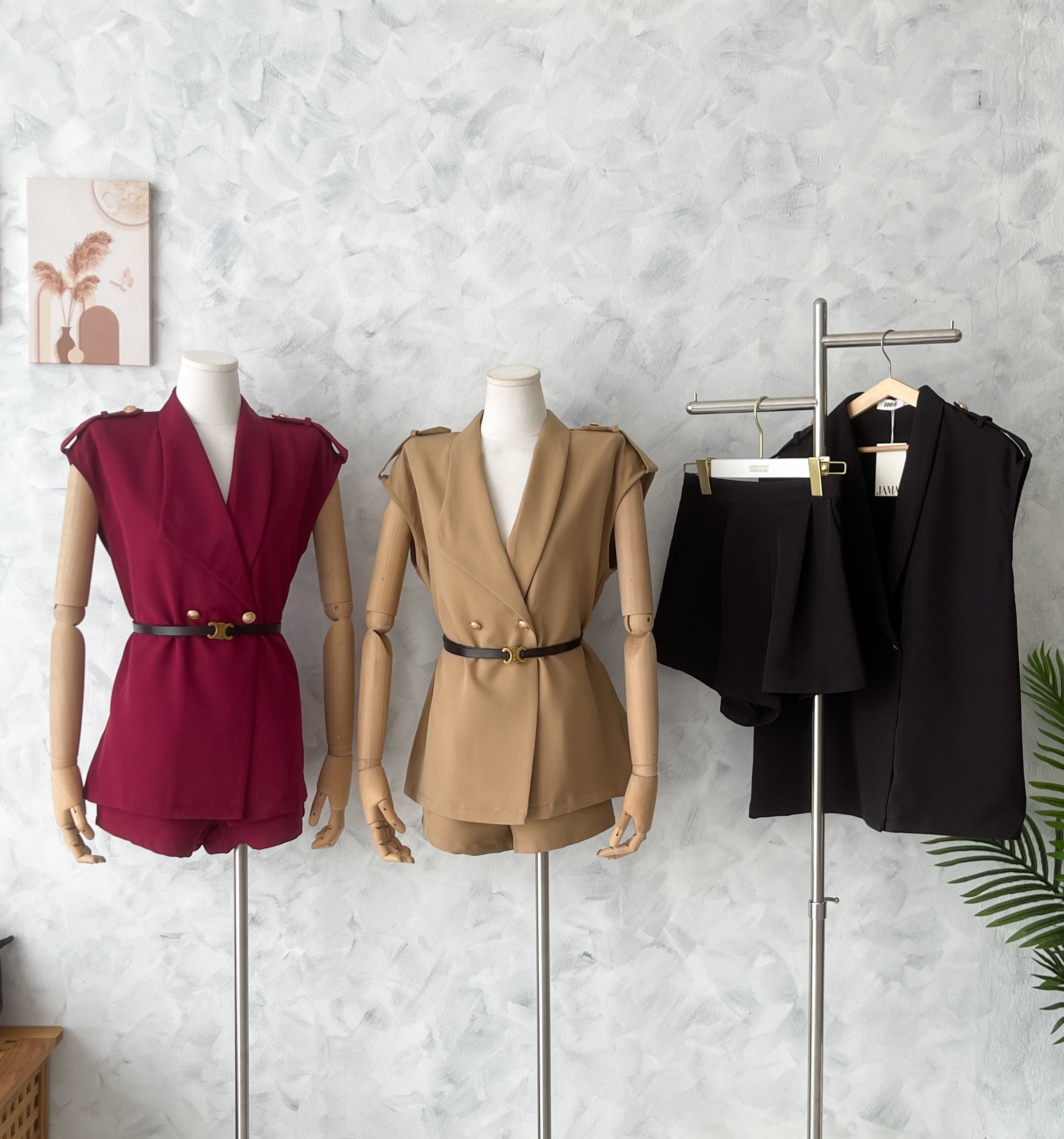 【SS98899】高品质两件式韩风气质西装套装 翻领无袖风衣西装上衣➕西装高腰百搭短裤，有口袋 ❤️❤️