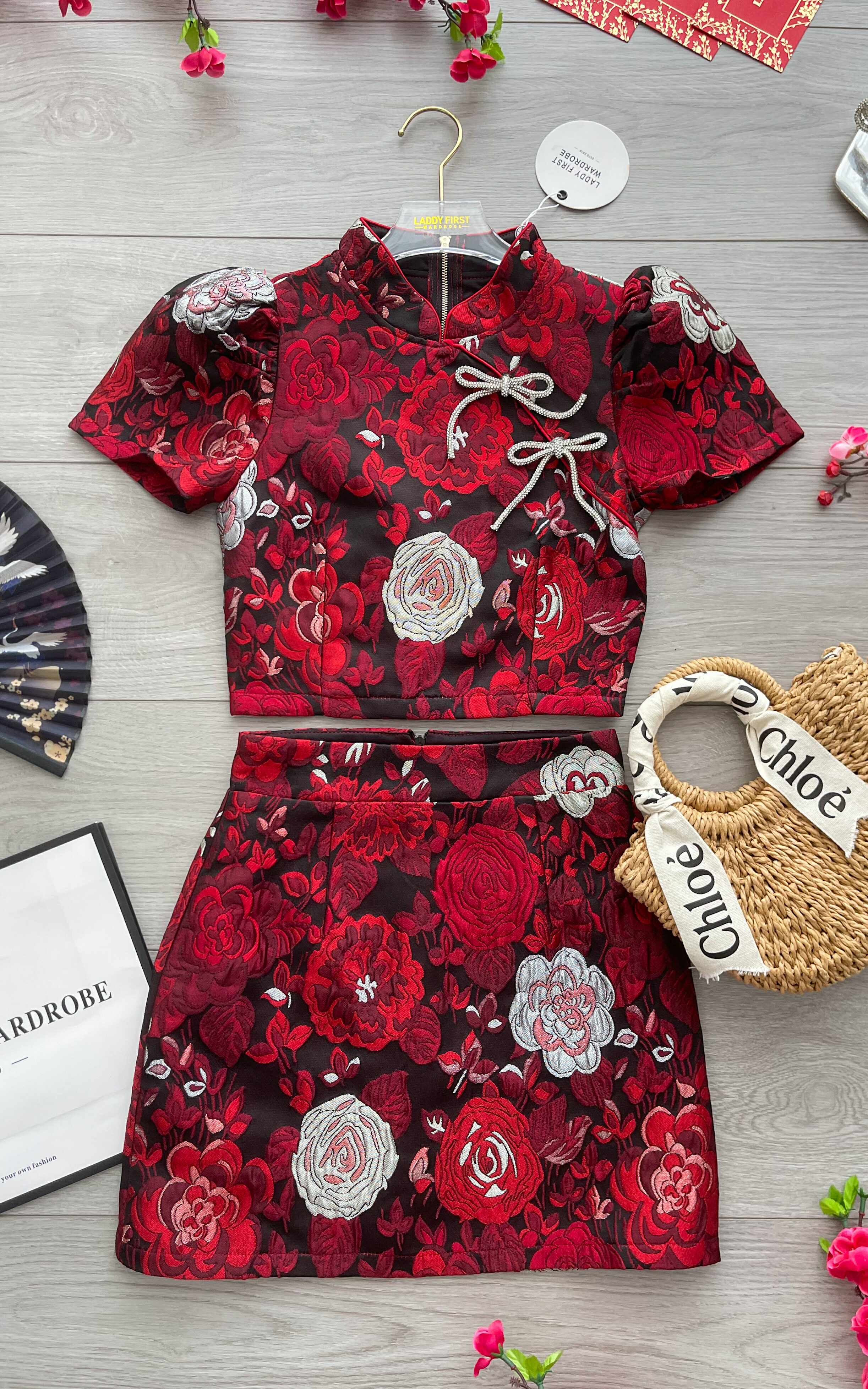 【SS8235301】【LFW独家小圆饼】高品质两件式高端气质精致水钻蝴蝶结点缀绣花提花旗袍套装 立领短袖提花旗袍上衣➕A字提花高腰裙子 ❤️❤️