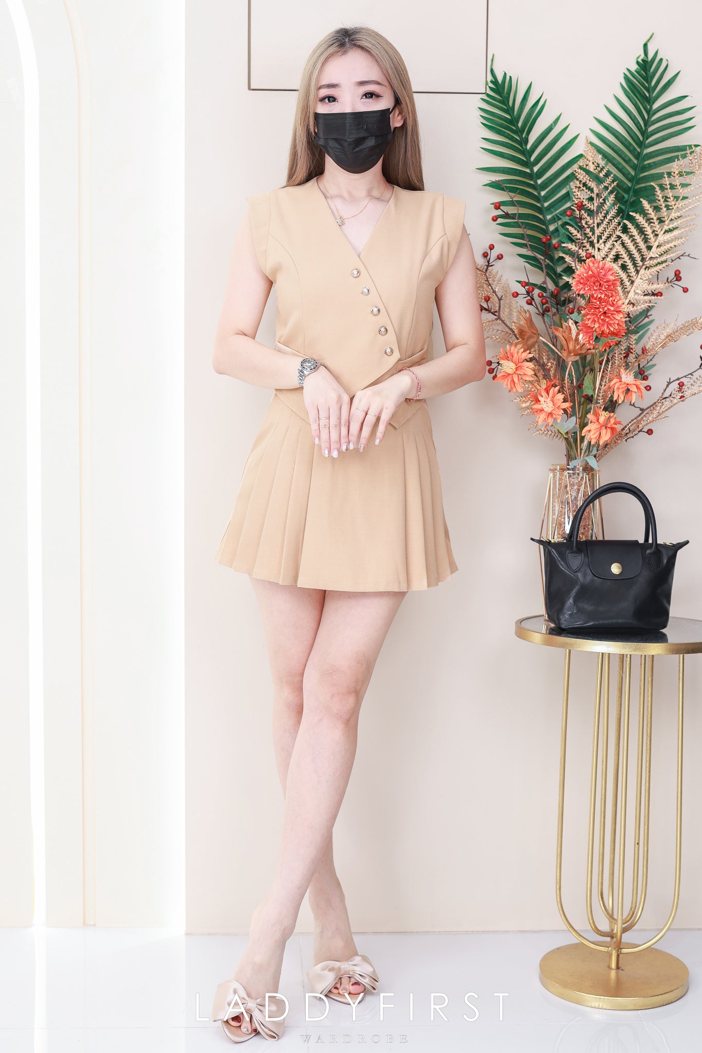 【SS21656 / 16604】高品质两件式韩式马甲式时尚西装套装 V领马甲式西装上衣➕西装百褶高腰裙子 , 两侧有口袋 ❤️❤️