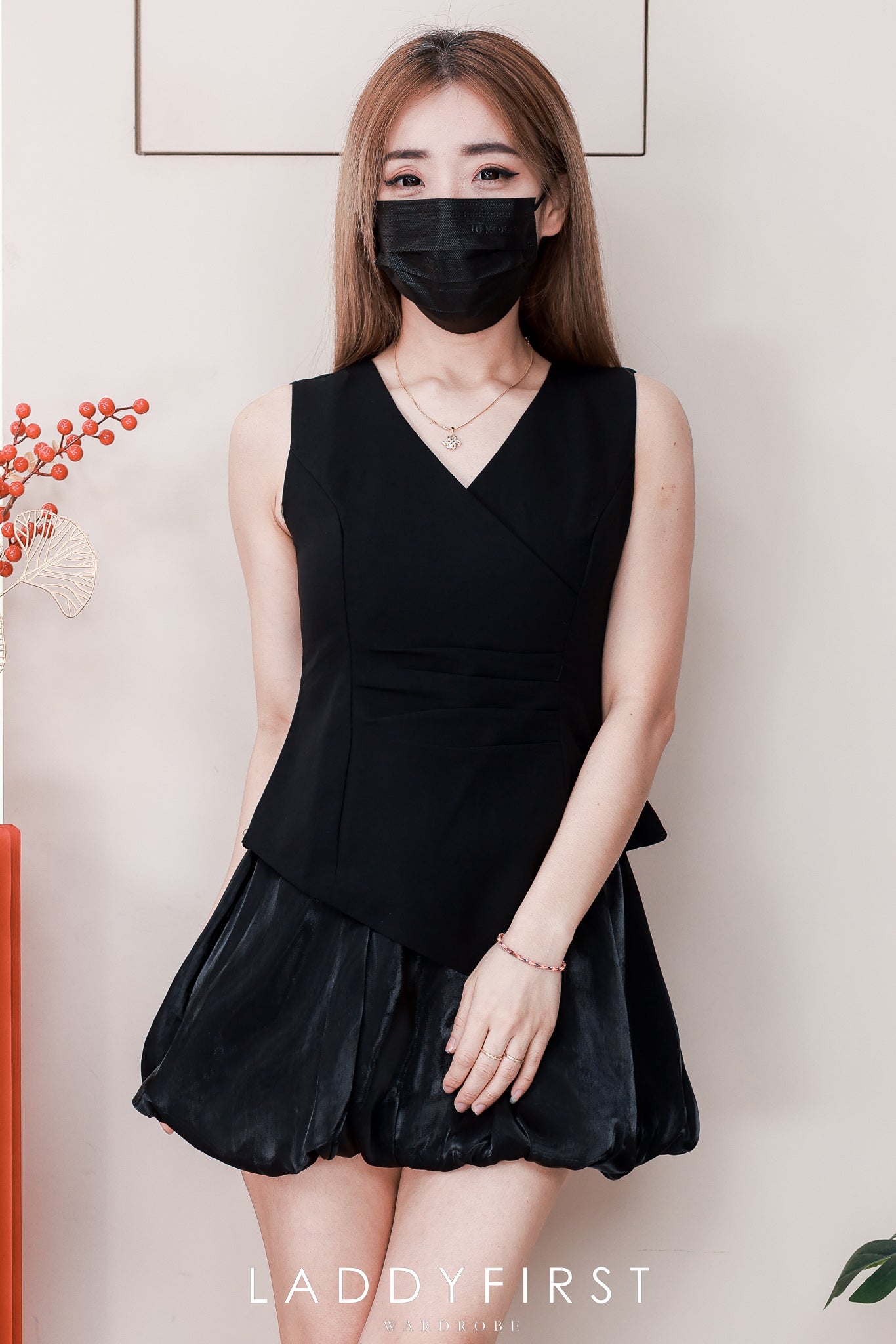 【SS17234】高品质两件式韩式西装拼接花苞裙子套装 不规则西装无袖上衣➕星光纱面花苞裙子，内层有里布短裤 ❤️❤️