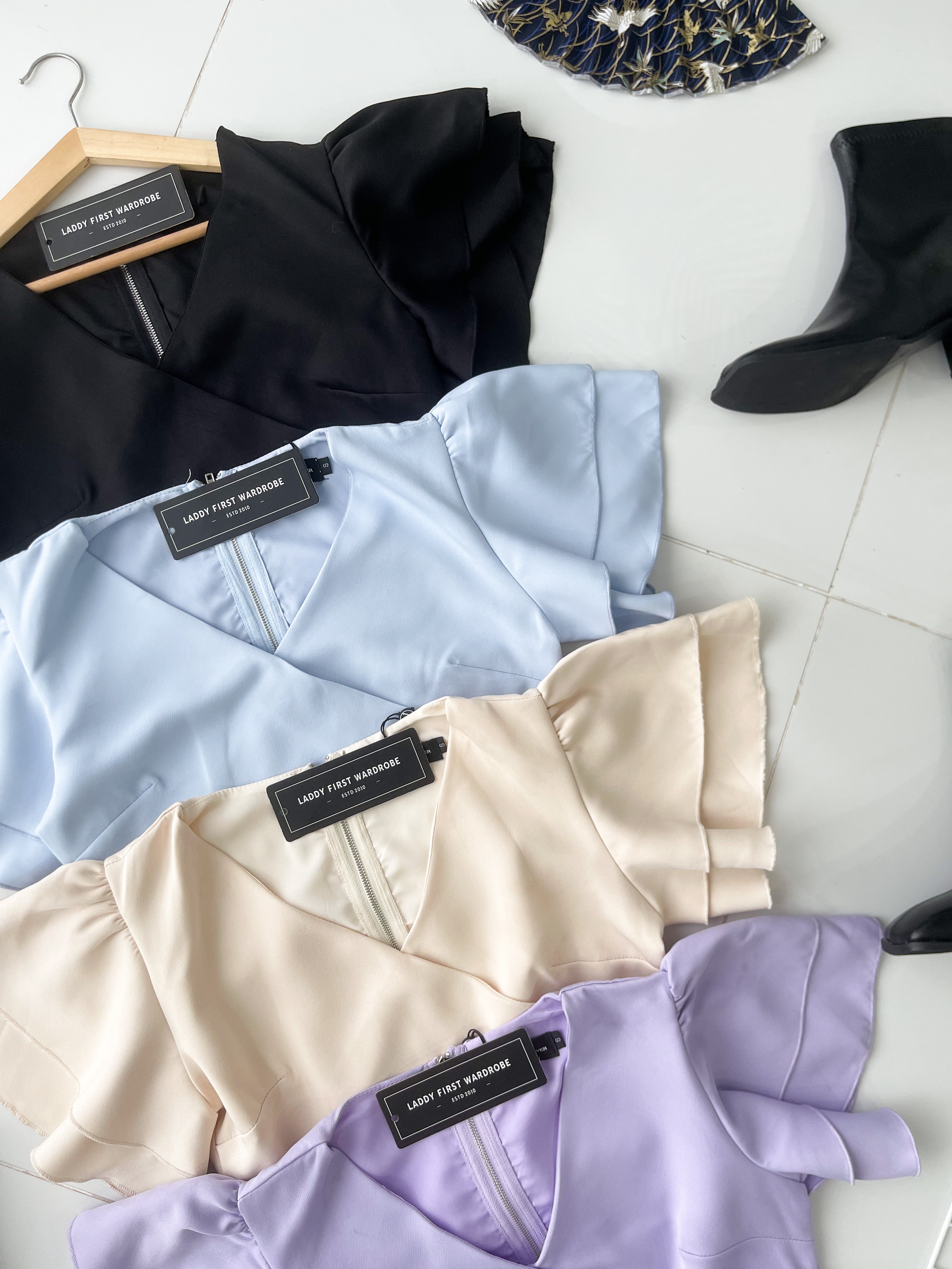 【T520214】高品质交叉V领荷叶袖温柔风时尚上衣 ❤❤