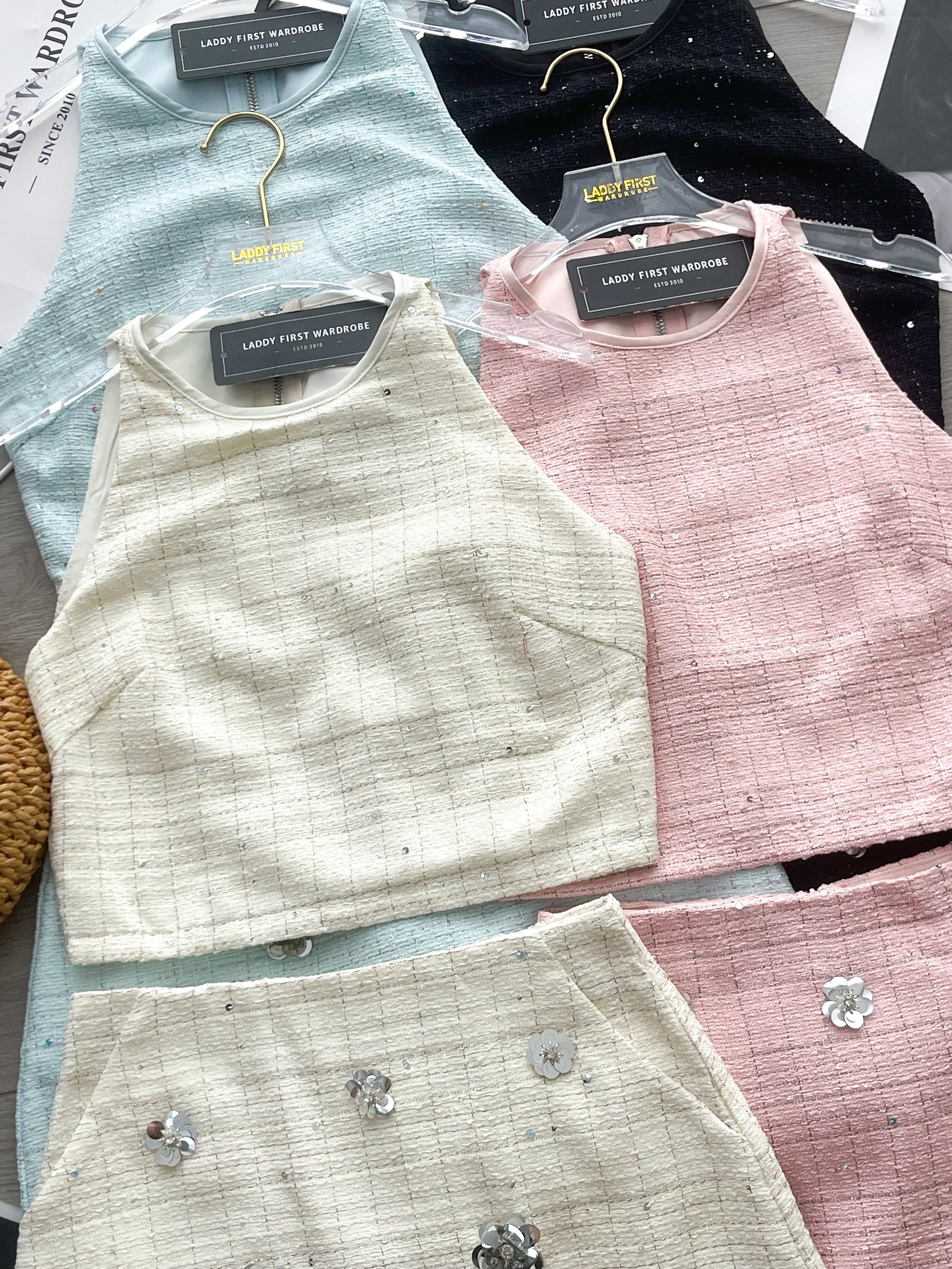 【SS16961】高品质两件式气质韩系闪亮小香风套装 小香风无袖上衣➕亮片钉珠小花朵小香风高腰裙子，内层有里布短裤，有口袋 ❤️❤️ 【C-R1-C5】