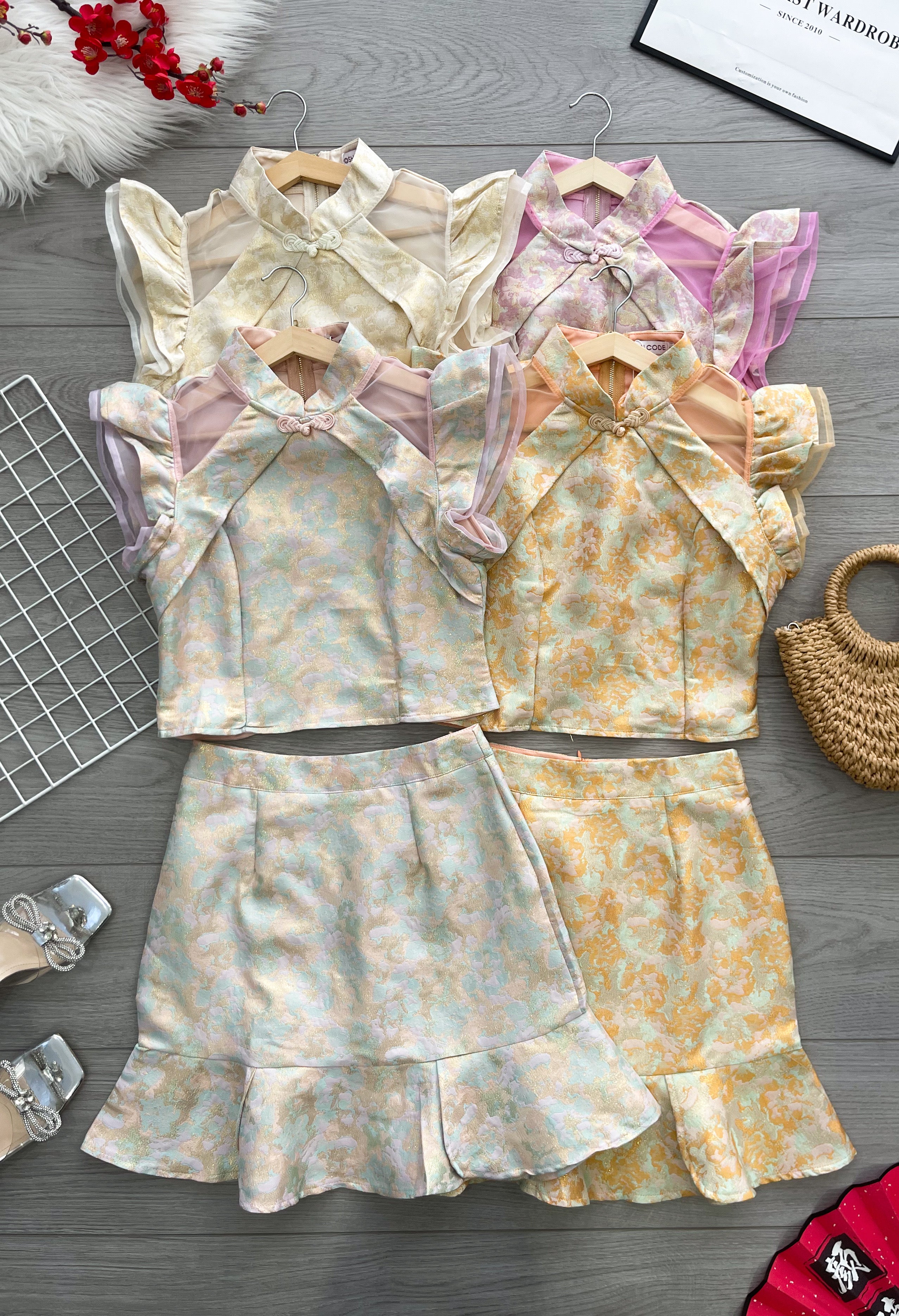 【SS21778 / 91320】高品质两件式高端气质新中式提花旗袍套装 荷叶袖提花旗袍上衣➕荷叶下摆设计提花裙子，内层有里布短裤 ❤️❤️