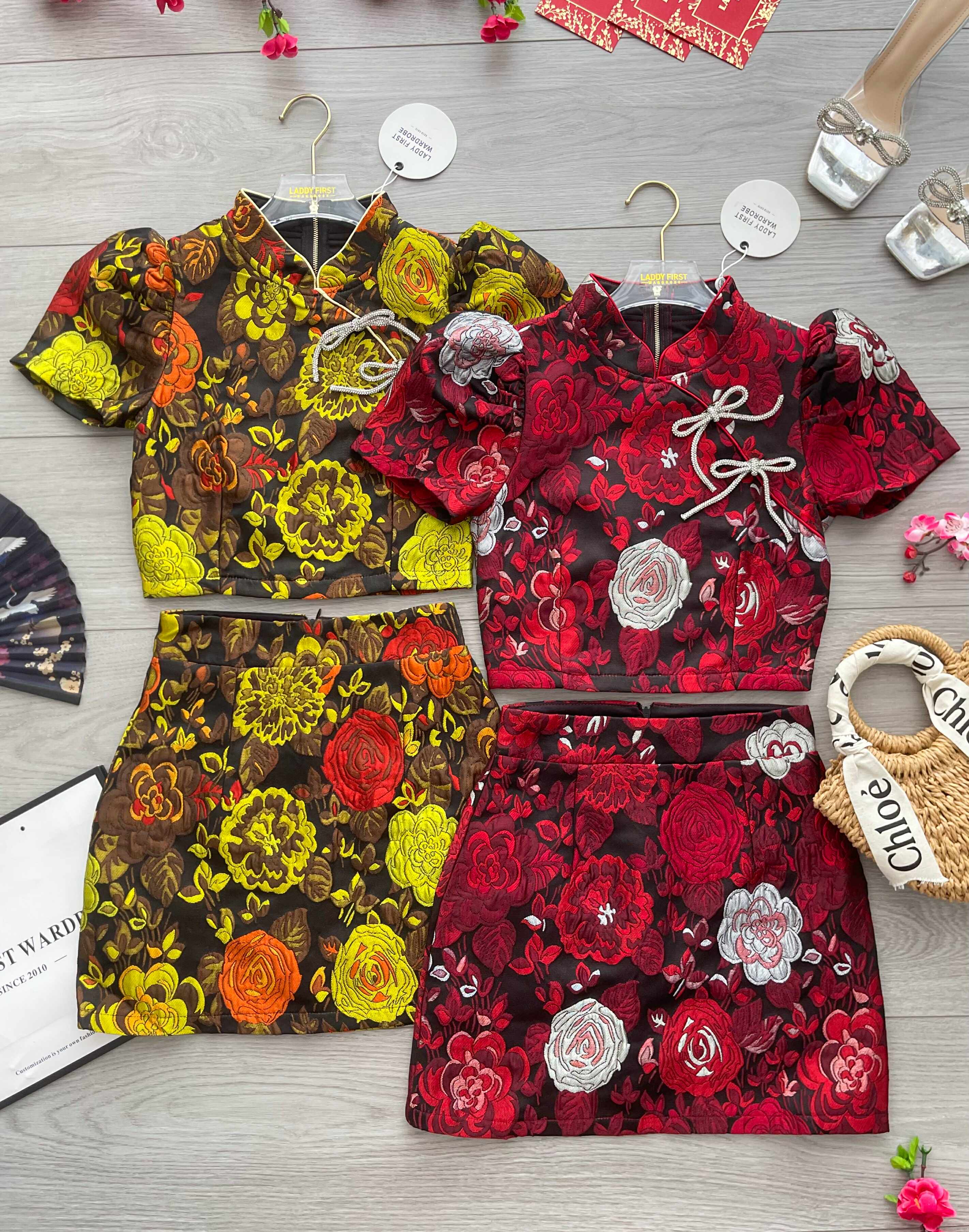 【SS8235301】【LFW独家小圆饼】高品质两件式高端气质精致水钻蝴蝶结点缀绣花提花旗袍套装 立领短袖提花旗袍上衣➕A字提花高腰裙子 ❤️❤️