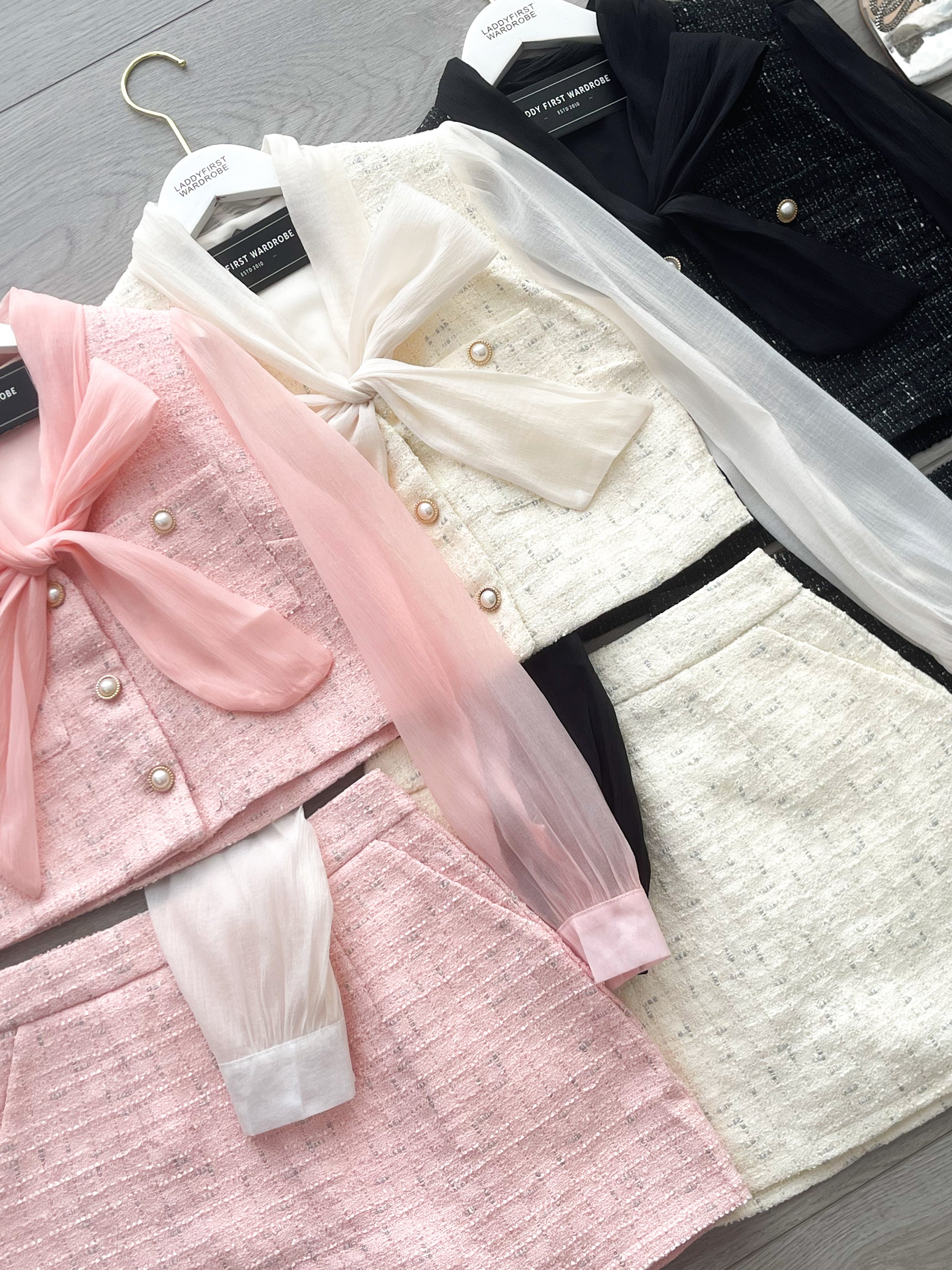 【SS21801 / 37653】高品质两件式轻奢名媛款小香风套装 小香风拼接雪纺长袖上衣➕小香风高腰裙子，内层有里布短裤，有口袋 ❤️❤️