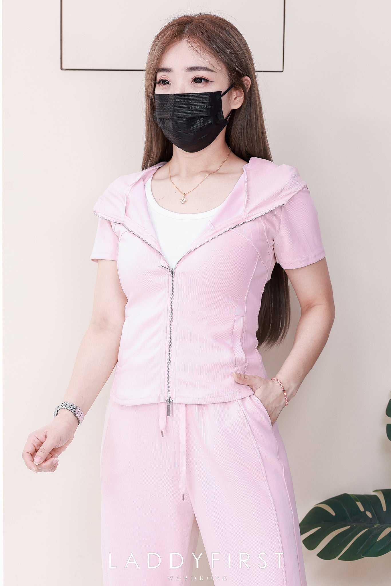 【SS88298-1】高品质三件套简约休闲百搭运动套装 无袖内搭上衣➕连帽短袖上衣/外套➕松紧腰弹力百搭长裤，有口袋 ❤️❤️