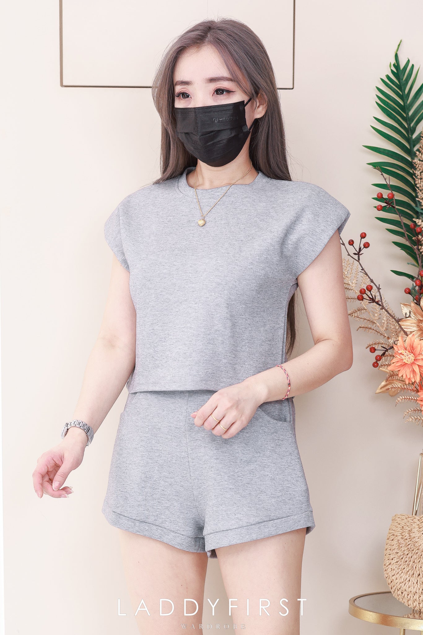 【SS82335】高品质两件式纯棉休闲简约百搭套装 宽松版短袖百搭上衣，有肩垫➕松紧腰弹力休闲百搭短裤，有口袋 ❤️❤️