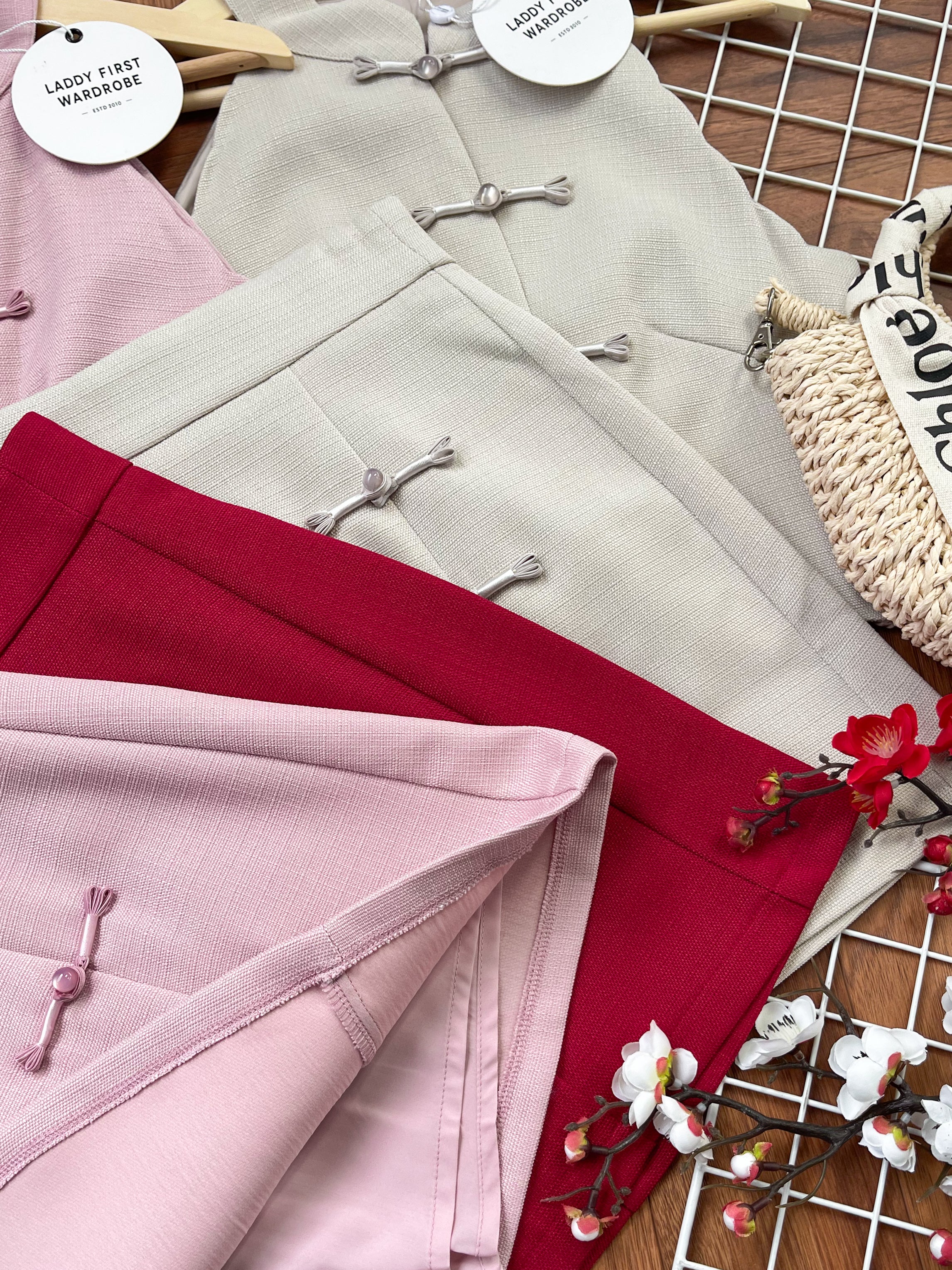 【SS3489】【LFW独家小圆饼】高品质两件式女神款小香风旗袍时尚套装 盘扣CUT IN旗袍上衣➕盘扣小香风高腰裙子，内层有里布短裤 ❤️❤️