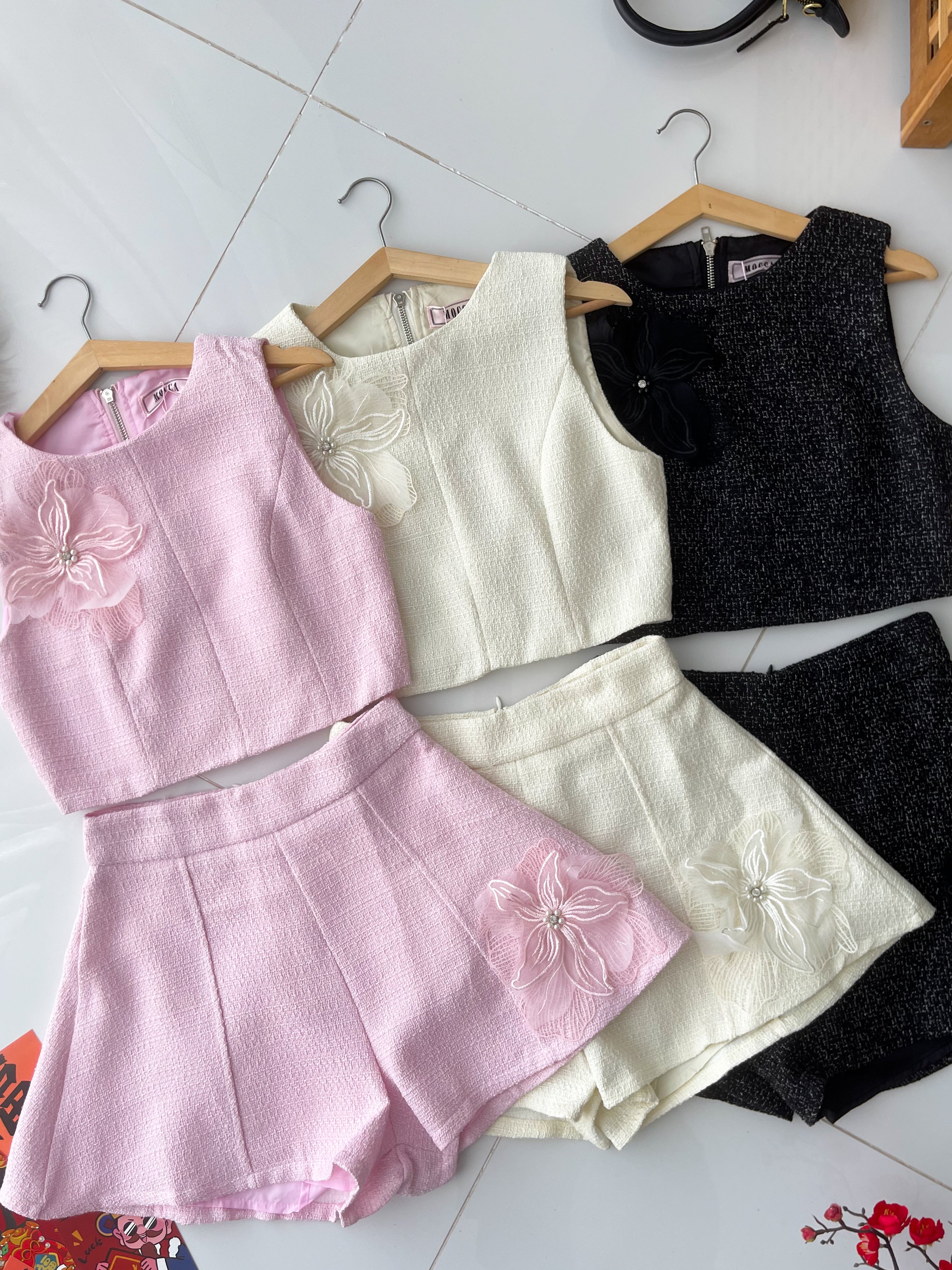 【SS25129】【补厂家现货⚡⚡】高品质两件式高端气质感小香风套装 小香风无袖上衣➕宽腿阔脚小香风高腰短裤 ❤️❤️