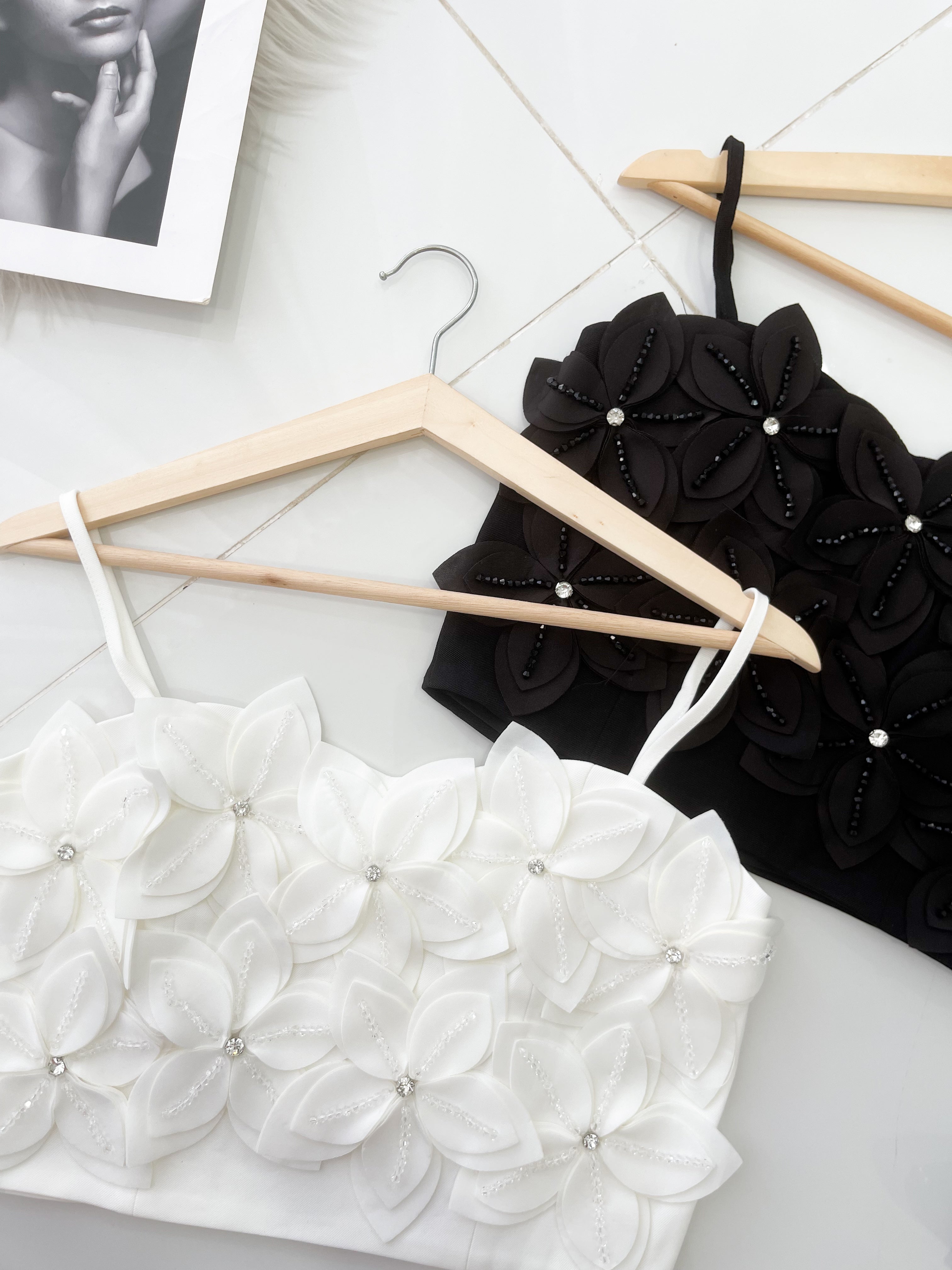 【T14218 / 65208】高品质高级感立体花瓣亮钻短版上衣 ❤❤