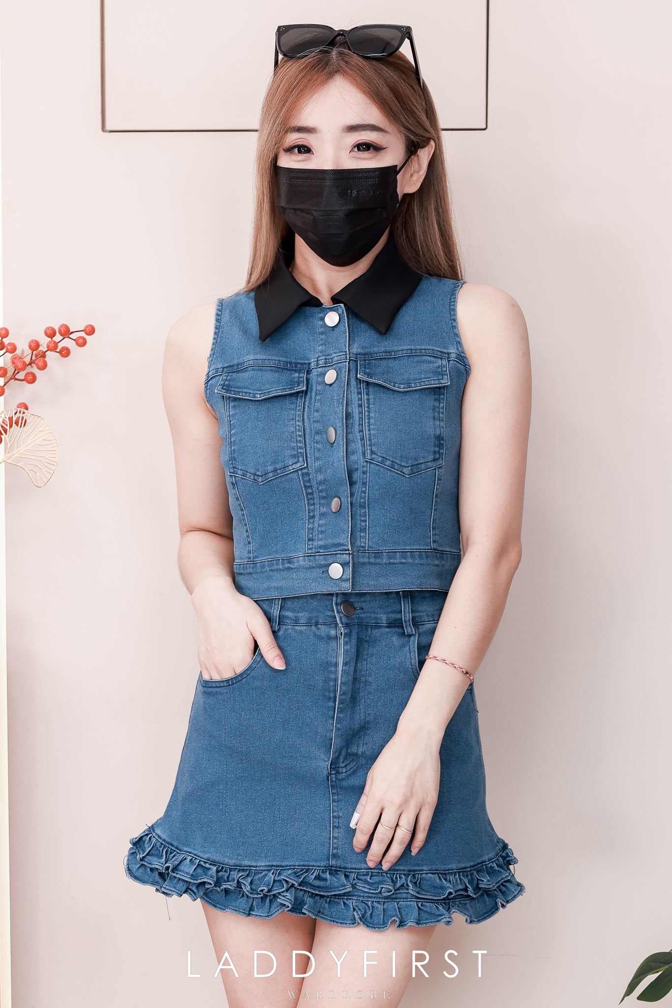 【SS520267】高品质质两件式COTTON JEANS牛仔时尚套装 翻领无袖牛仔上衣➕木耳下摆设计牛仔高腰裙子，内层有里布短裤 ❤️❤️