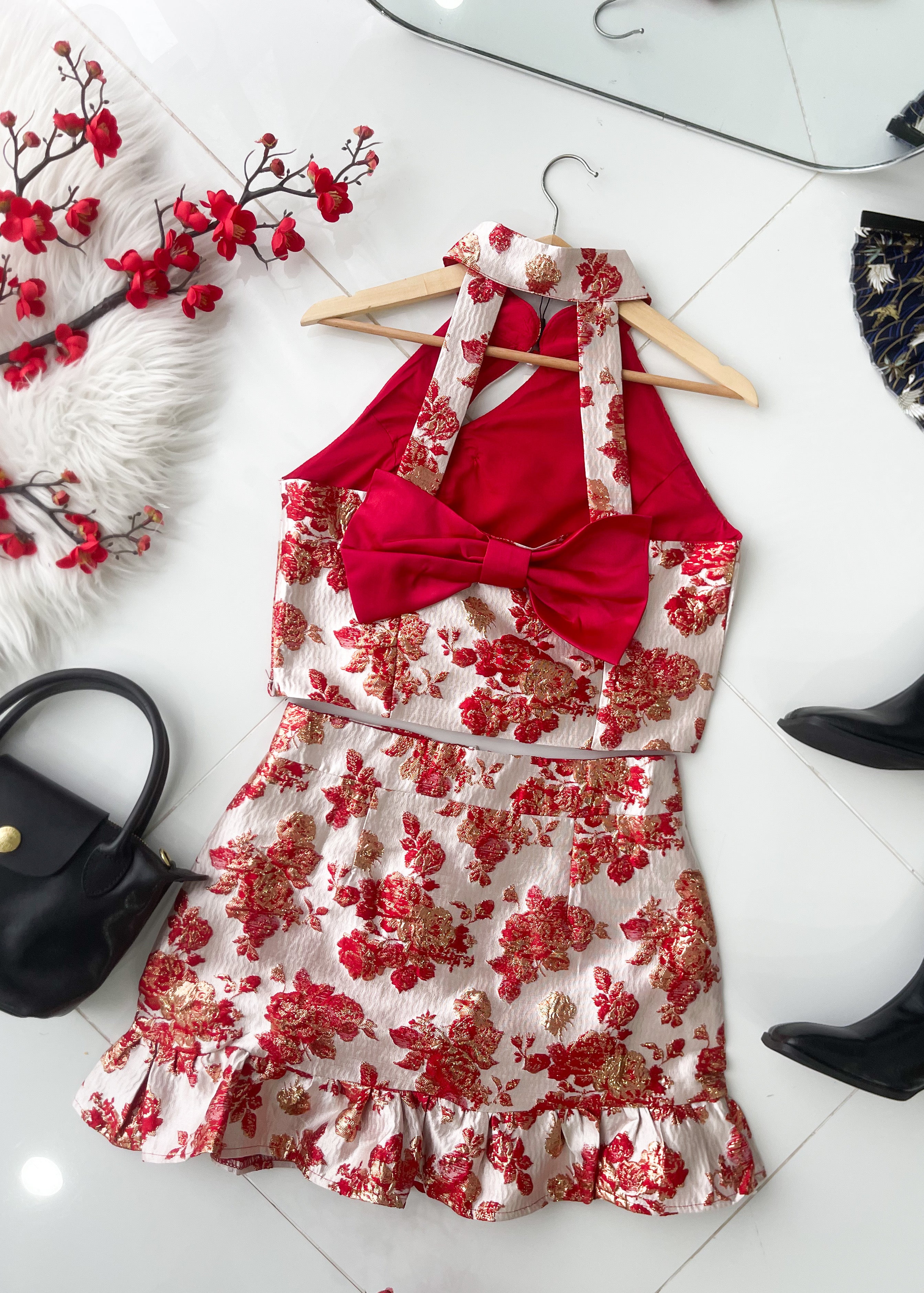 【SS8238651】高品质两件式浮雕提花旗袍套装 CUT IN提花旗袍上衣，背面蝴蝶结性感镂空➕下摆荷叶设计提花高腰裙子，内层有里布短裤 ❤️❤️