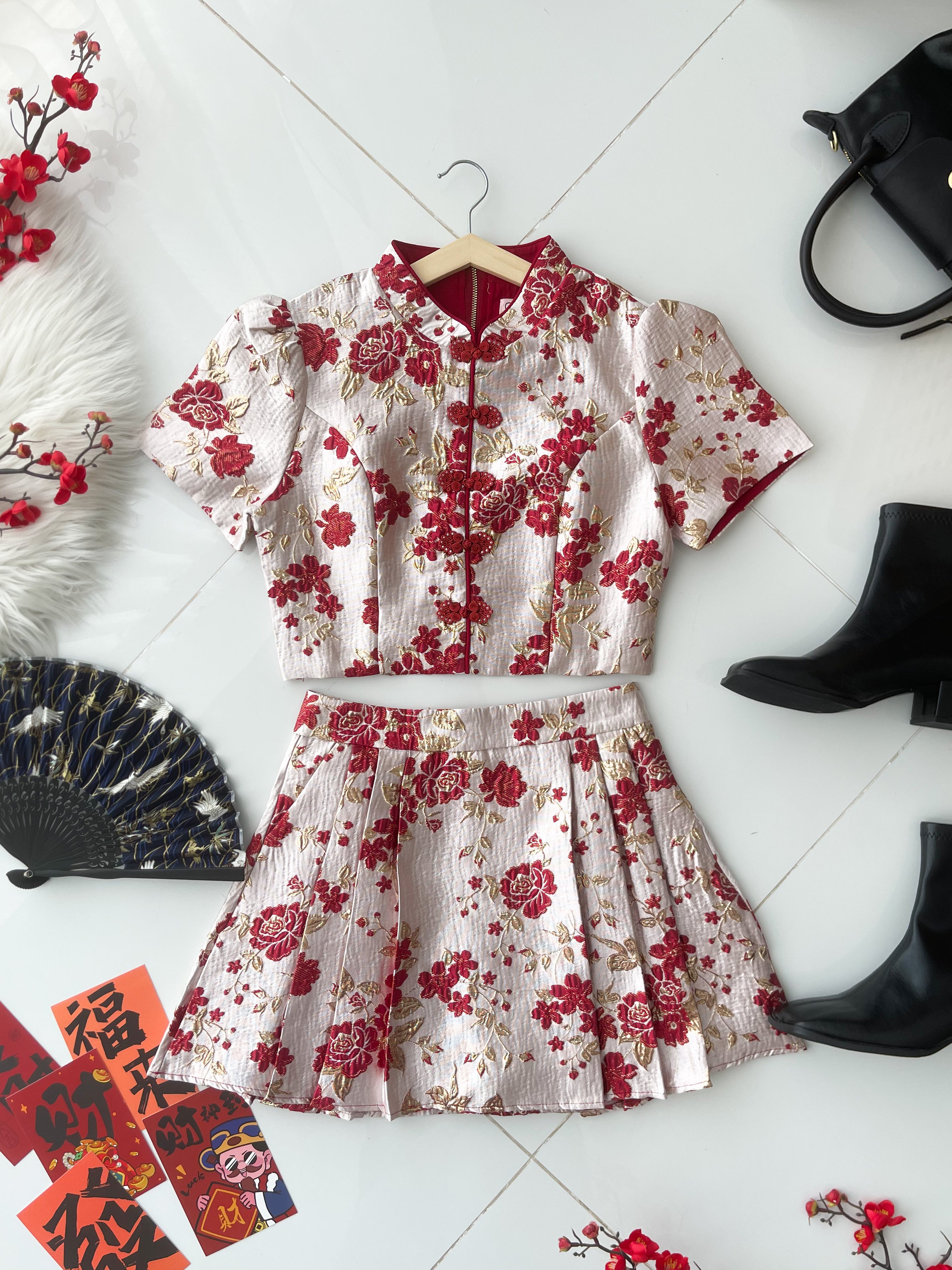 【SS21843 / 37077】高品质两件式浮雕提花旗袍套装 泡泡袖提花旗袍上衣➕提花百褶高腰裙子，内层有里布短裤，有口袋 ❤️❤️