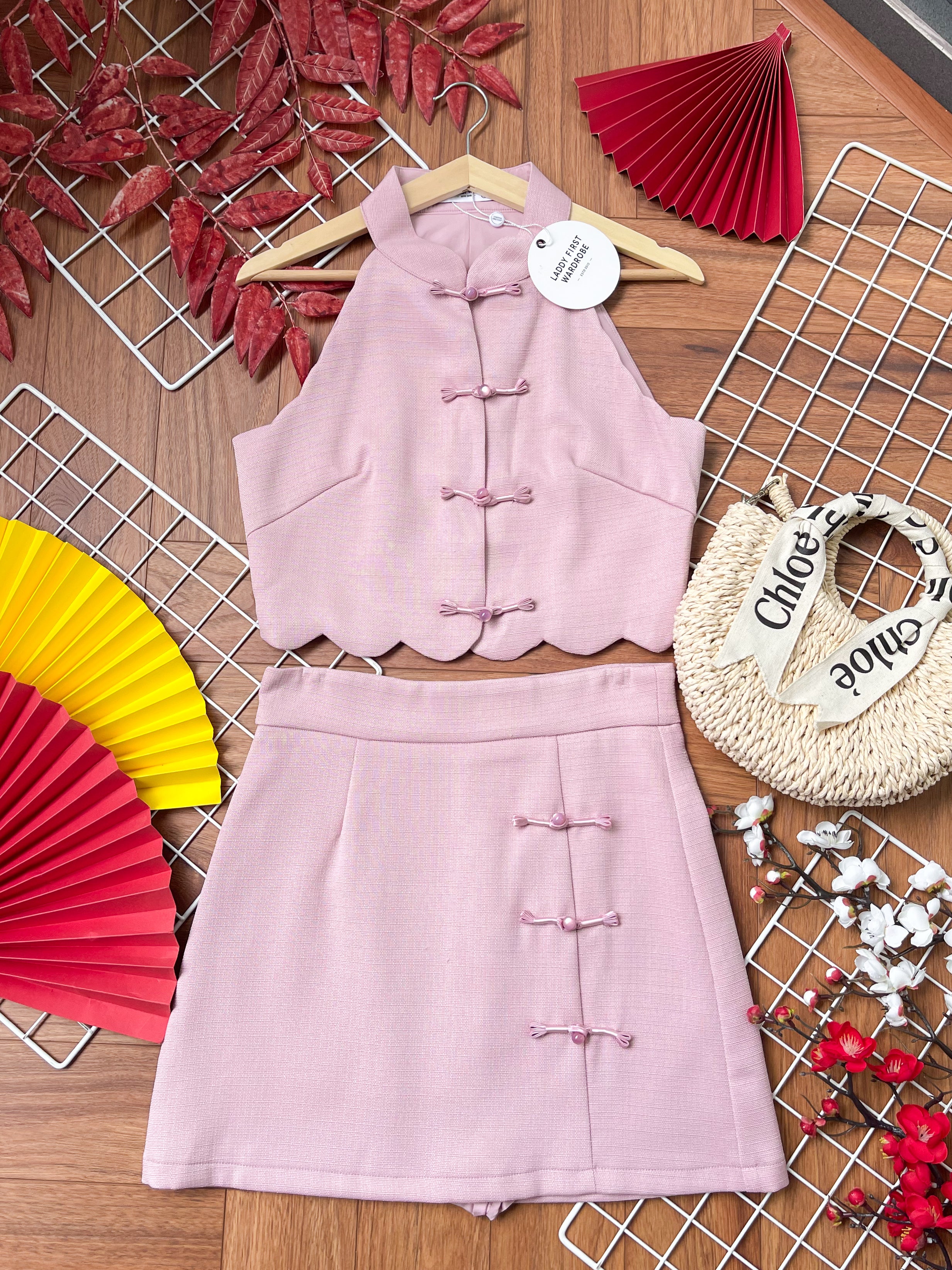 【SS3489】【LFW独家小圆饼】高品质两件式女神款小香风旗袍时尚套装 盘扣CUT IN旗袍上衣➕盘扣小香风高腰裙子，内层有里布短裤 ❤️❤️