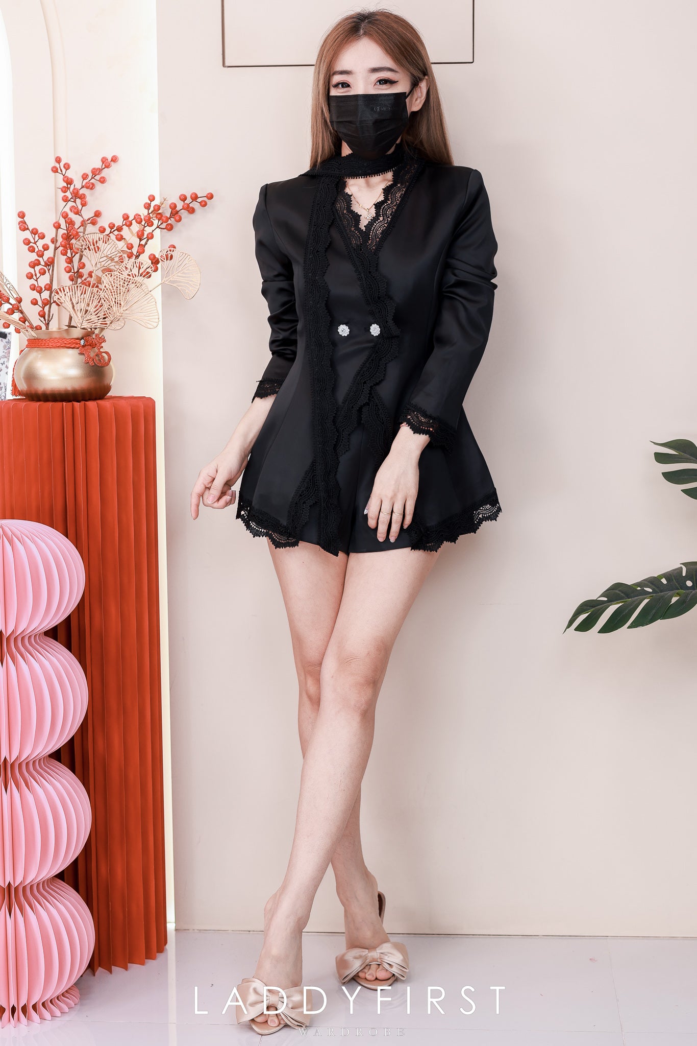 【SS25144】高品质两件式高端气质缎面套装 V领桐花边长袖连衣裙➕缎面高腰百搭短裤 ❤️❤️