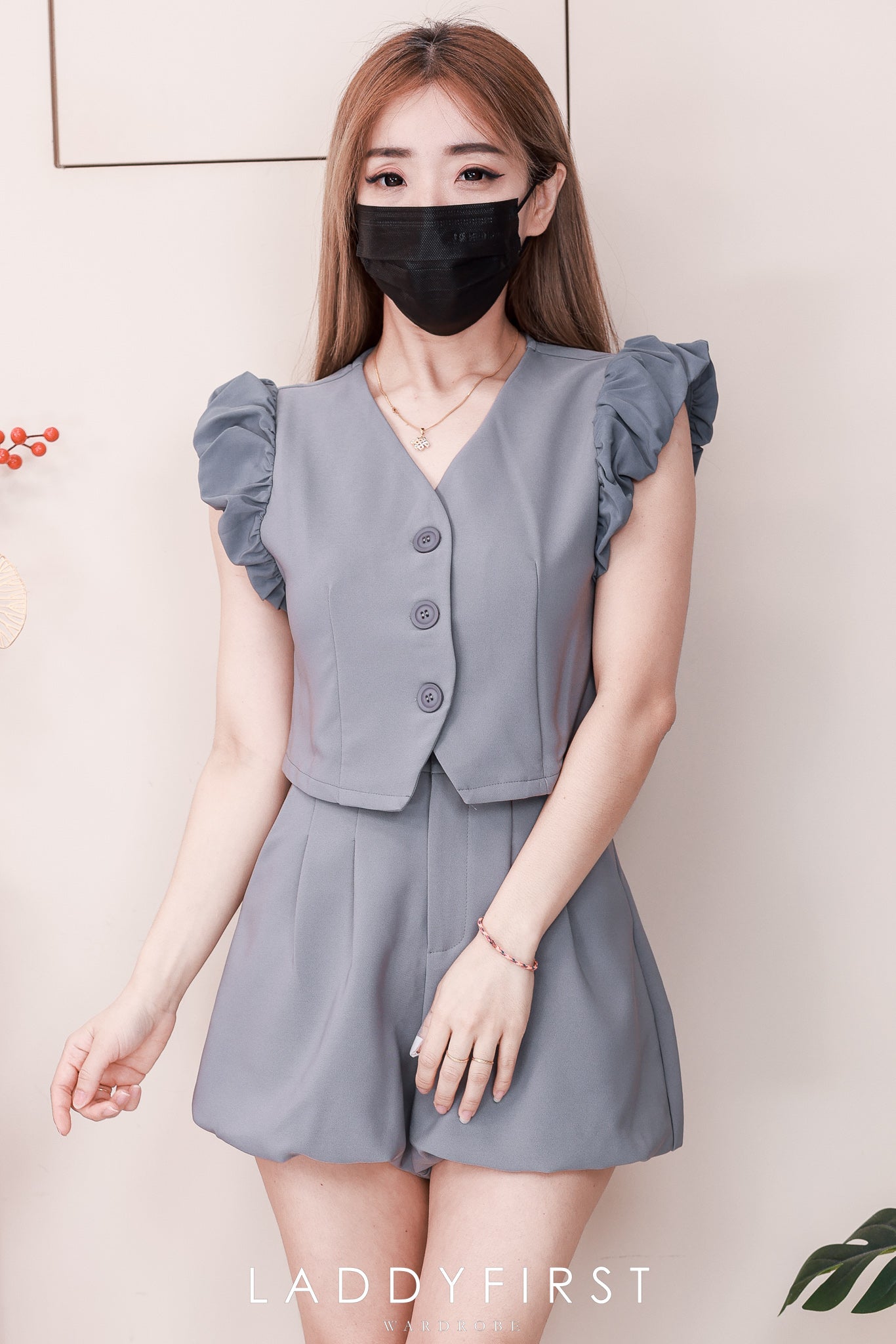 【SS22519】【补厂家现货⚡️⚡️】高品质两件式韩式西装简约时尚套装 V领泡泡袖西装上衣➕花苞西装高腰百搭短裤，有口袋 ❤️❤️