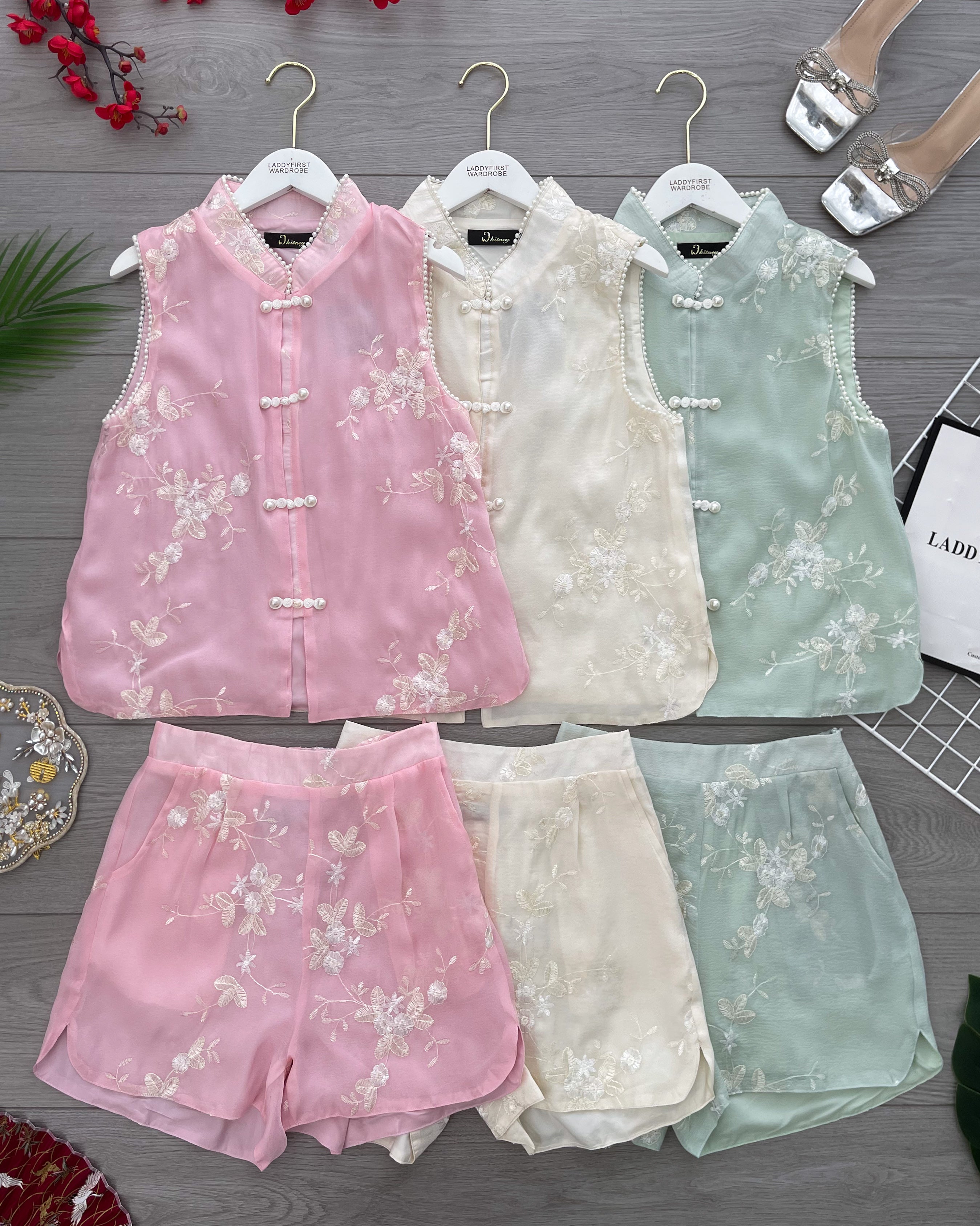 【SS2024091】高品质两件式亮面提花旗袍套装 珍珠袖边无袖上衣➕提花短裤，有口袋 ❤️❤️