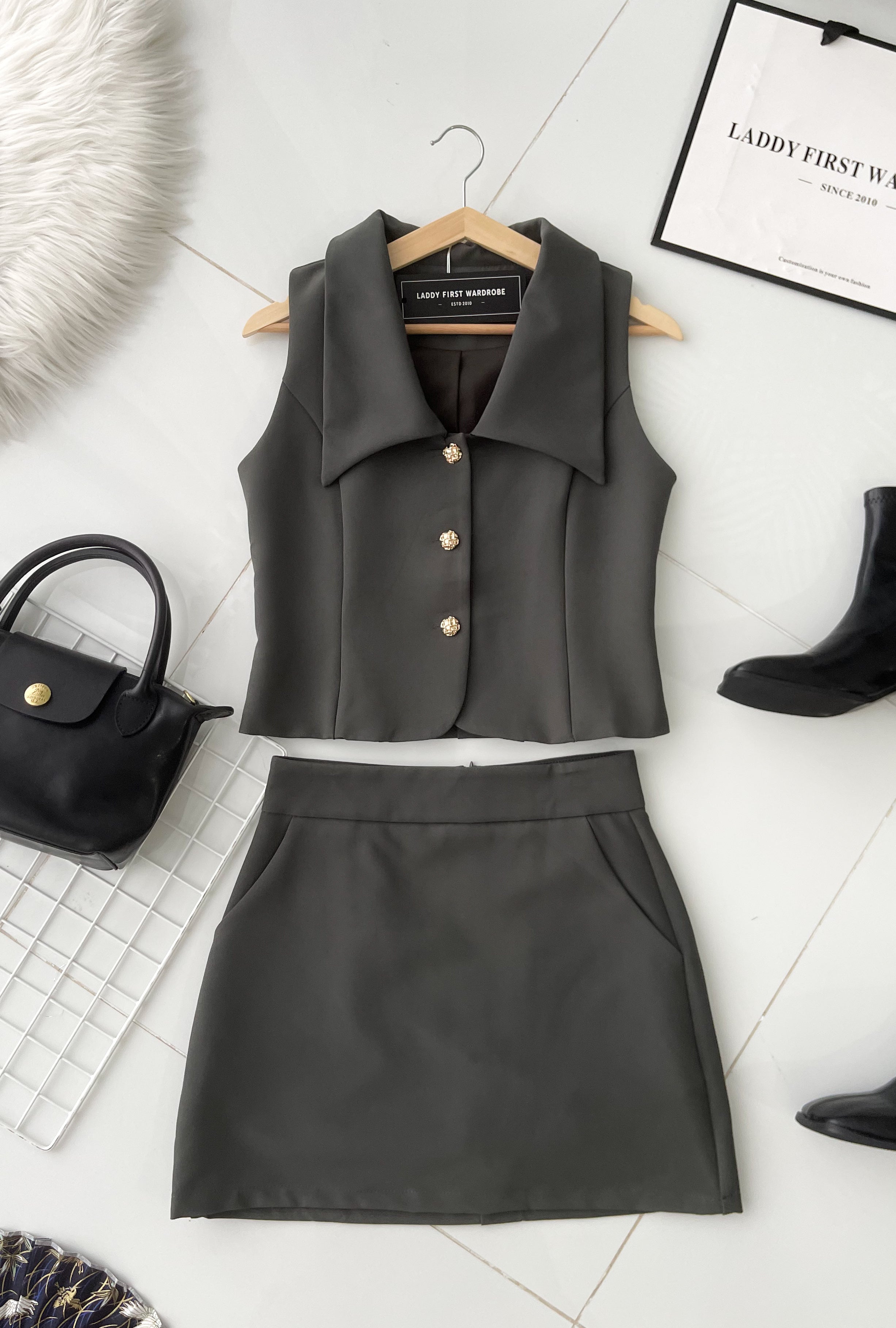 【SS81197】高品质两件式韩式时尚西装时装套装 翻领无袖上衣➕前后A字西装高腰百搭裙子，内层有里布短裤，有口袋 ❤️❤️