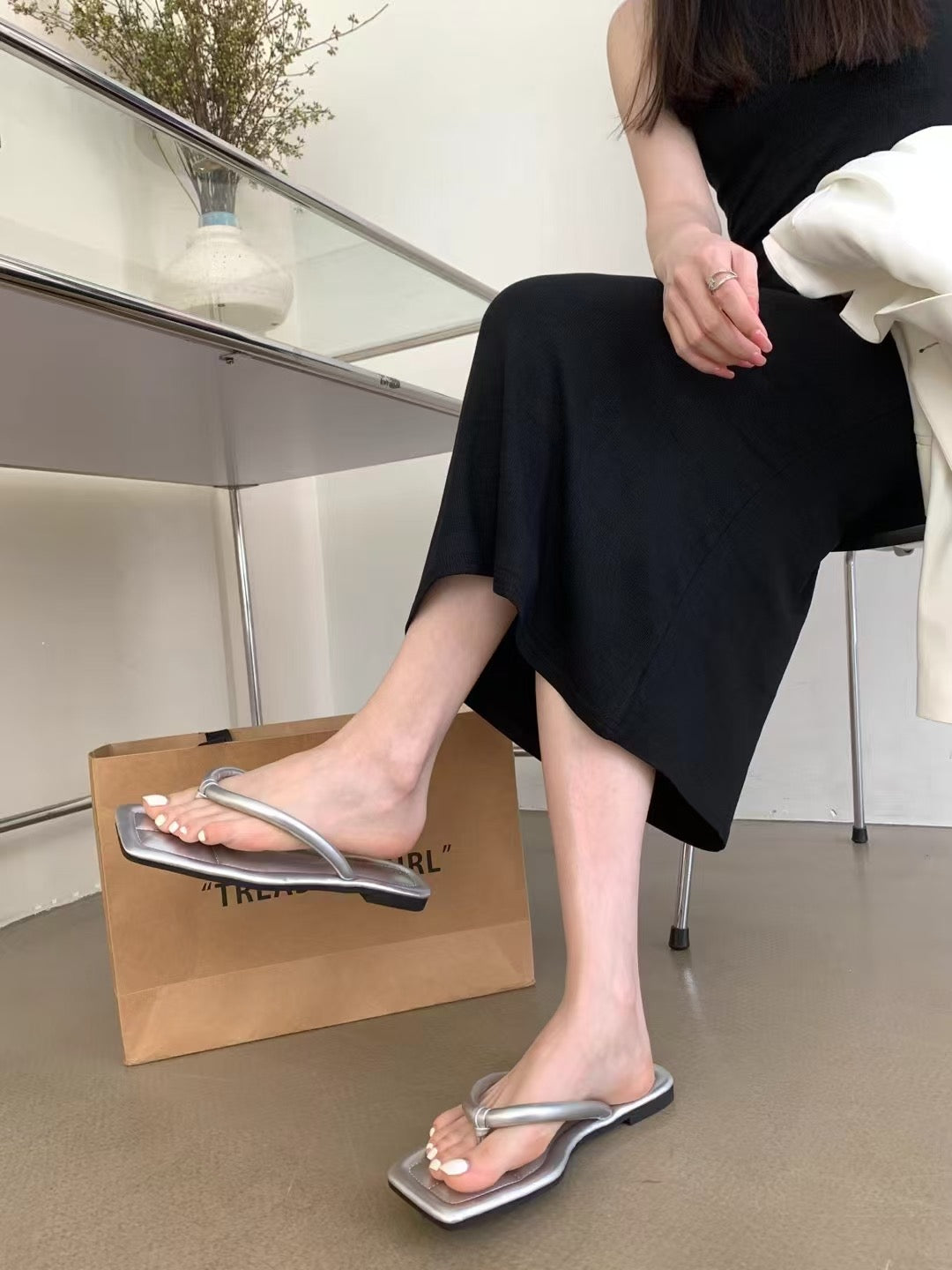 【DG2856-1】🔅精选预购款🔅 高级感简约百搭设计沙滩人字拖 ❤️