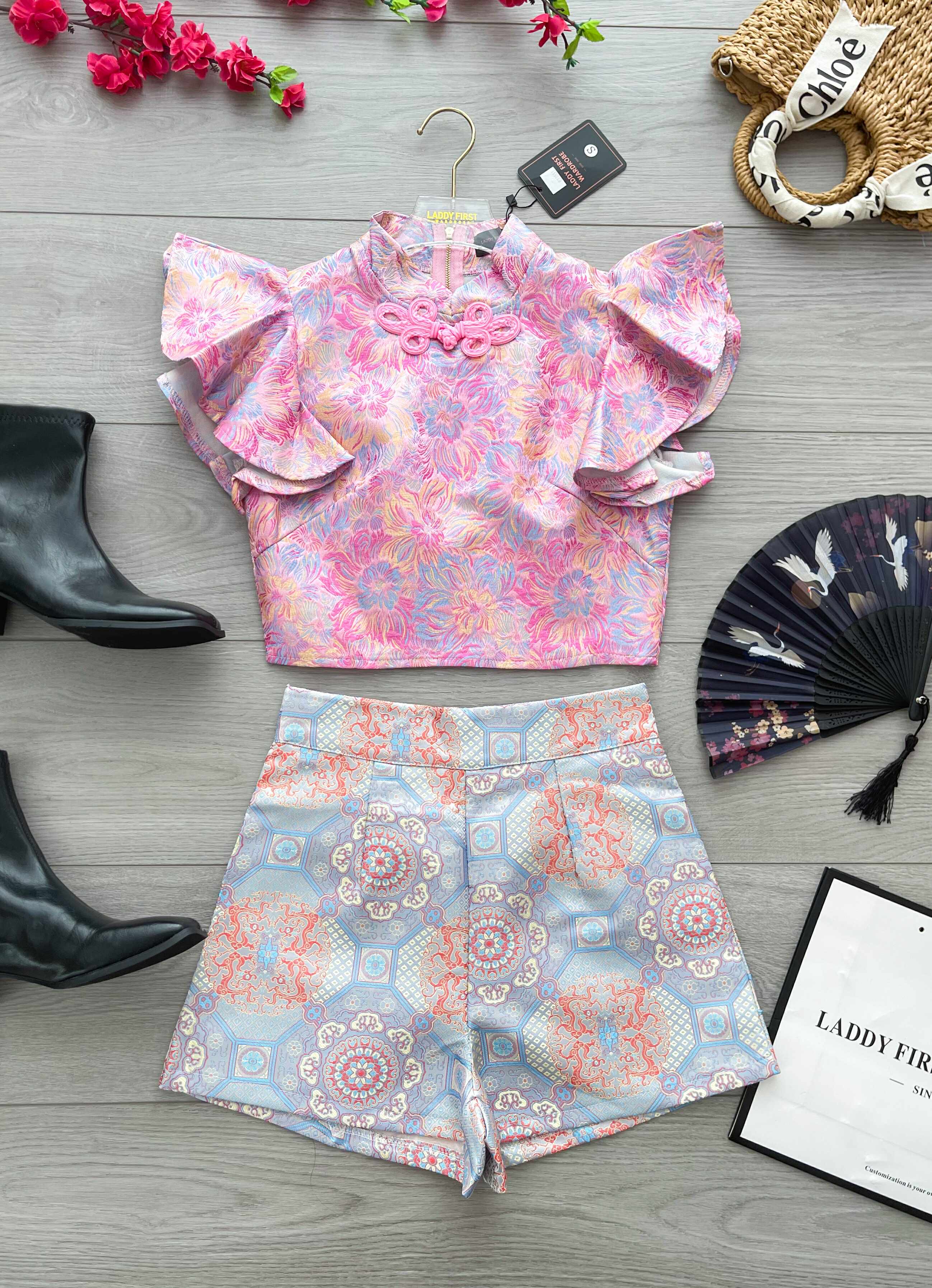 【SS8235511】【网站福利款✨】独家爆款高品质两件式减龄洋气时尚新中式国风提花旗袍套装 盘扣荷叶袖提花上衣➕提花高腰短裤 ❤️❤️