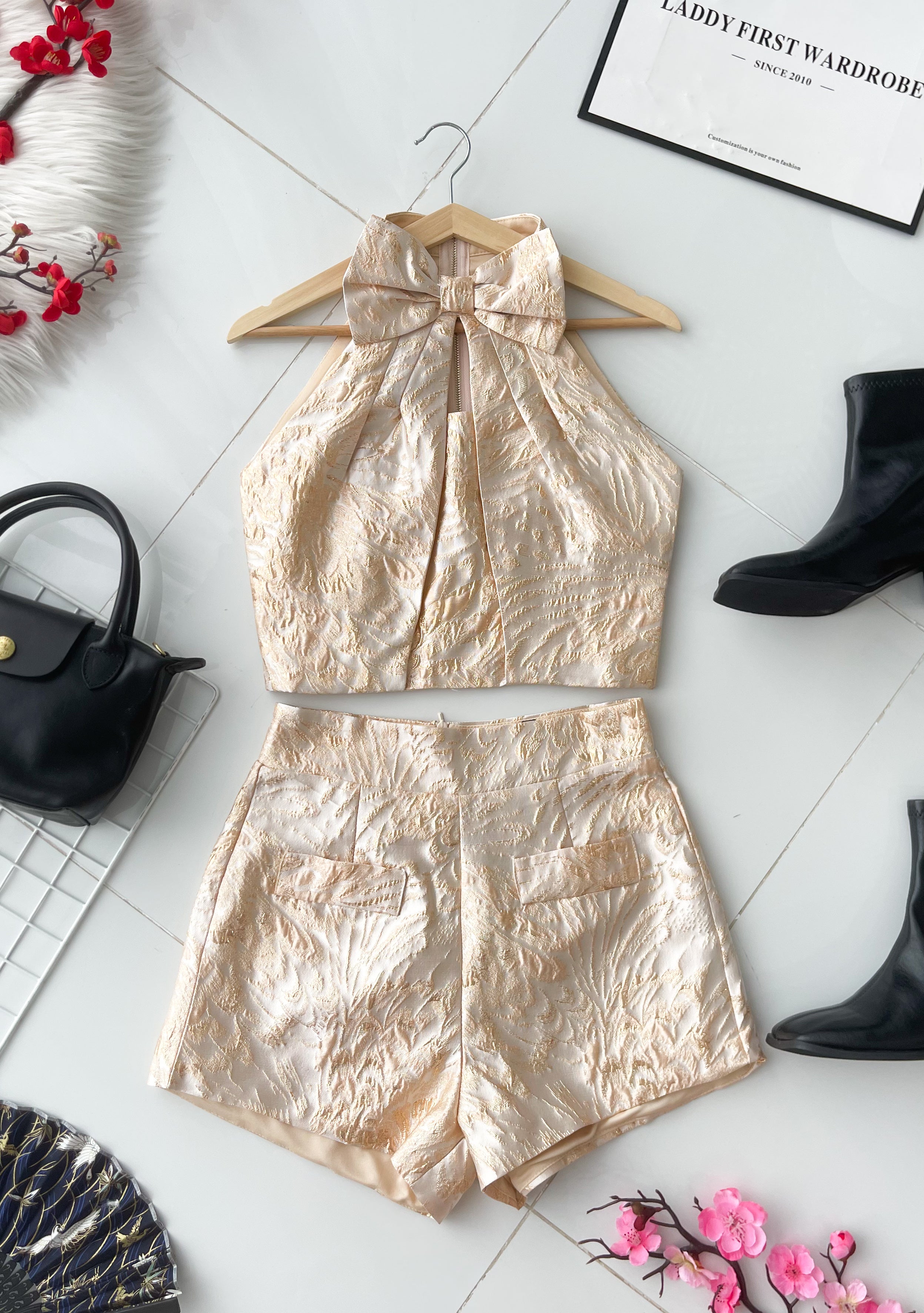 【SS823931】高品质两件式高端气质浮雕提花旗袍套装 蝴蝶结领口CUT IN上衣➕提花高腰短裤 , 有口袋 ❤️❤️