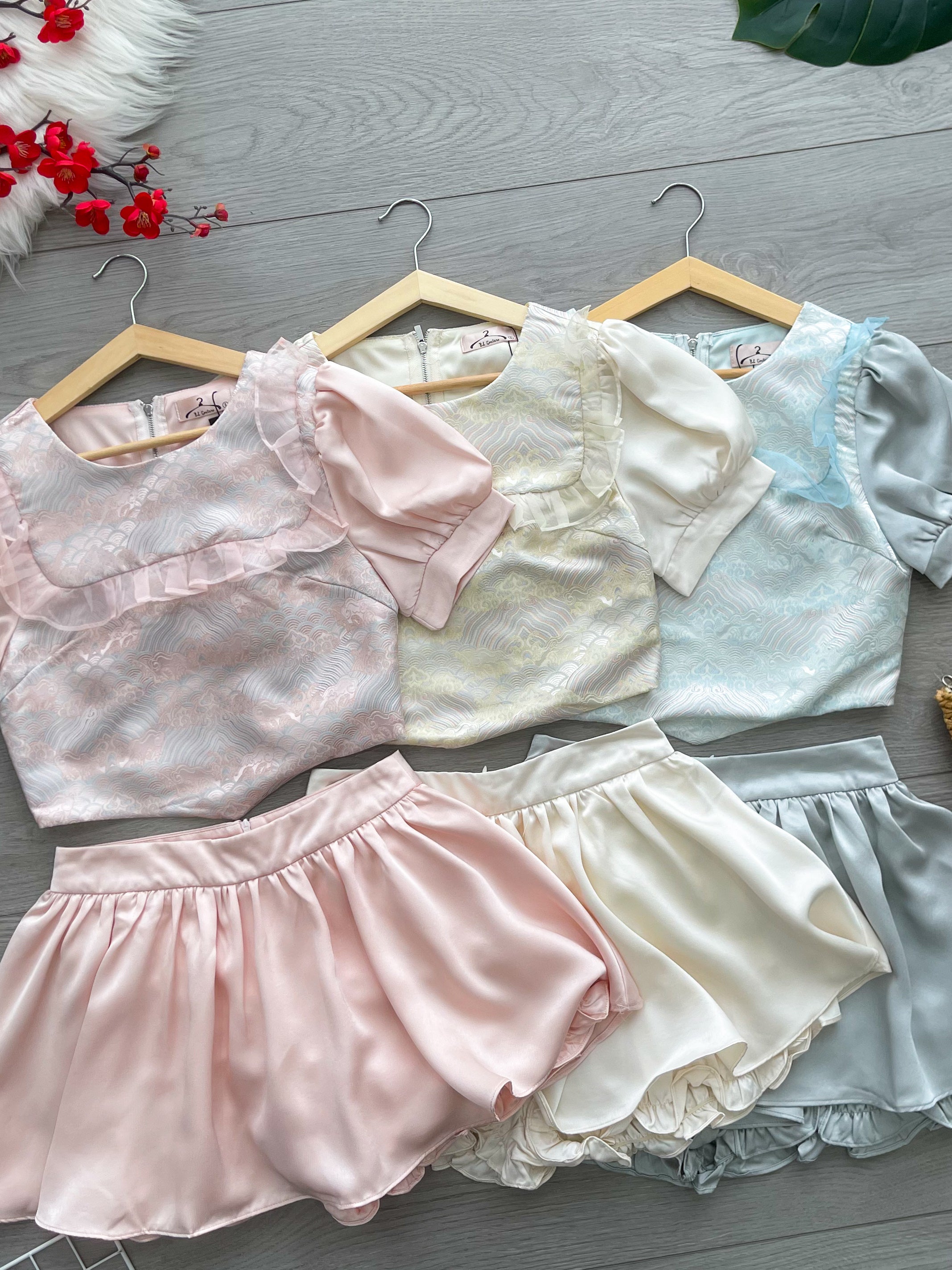 【SS110814】【补厂家现货⚡️⚡️】高品质质两件式缎面拼接提花简约款旗袍套装 泡泡袖上衣➕双层缎面高腰百搭裤裙，内层有里布短裤 ❤️❤️