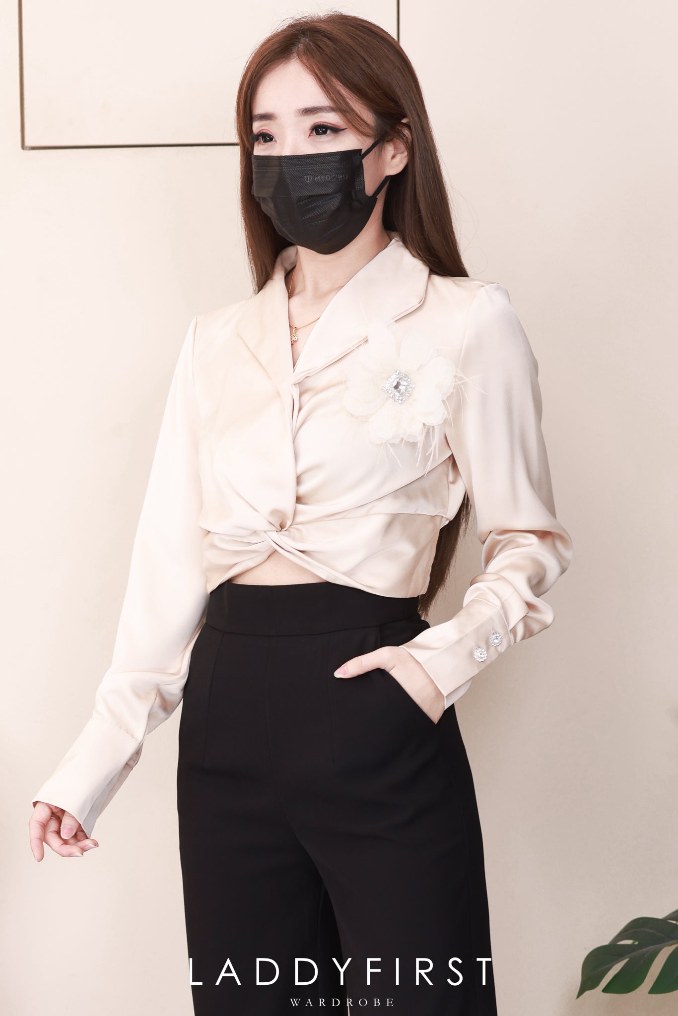 【T25143】高品质V翻领抓交叉设计缎面长袖气质时装上衣 ❤❤【A-R1-C5】