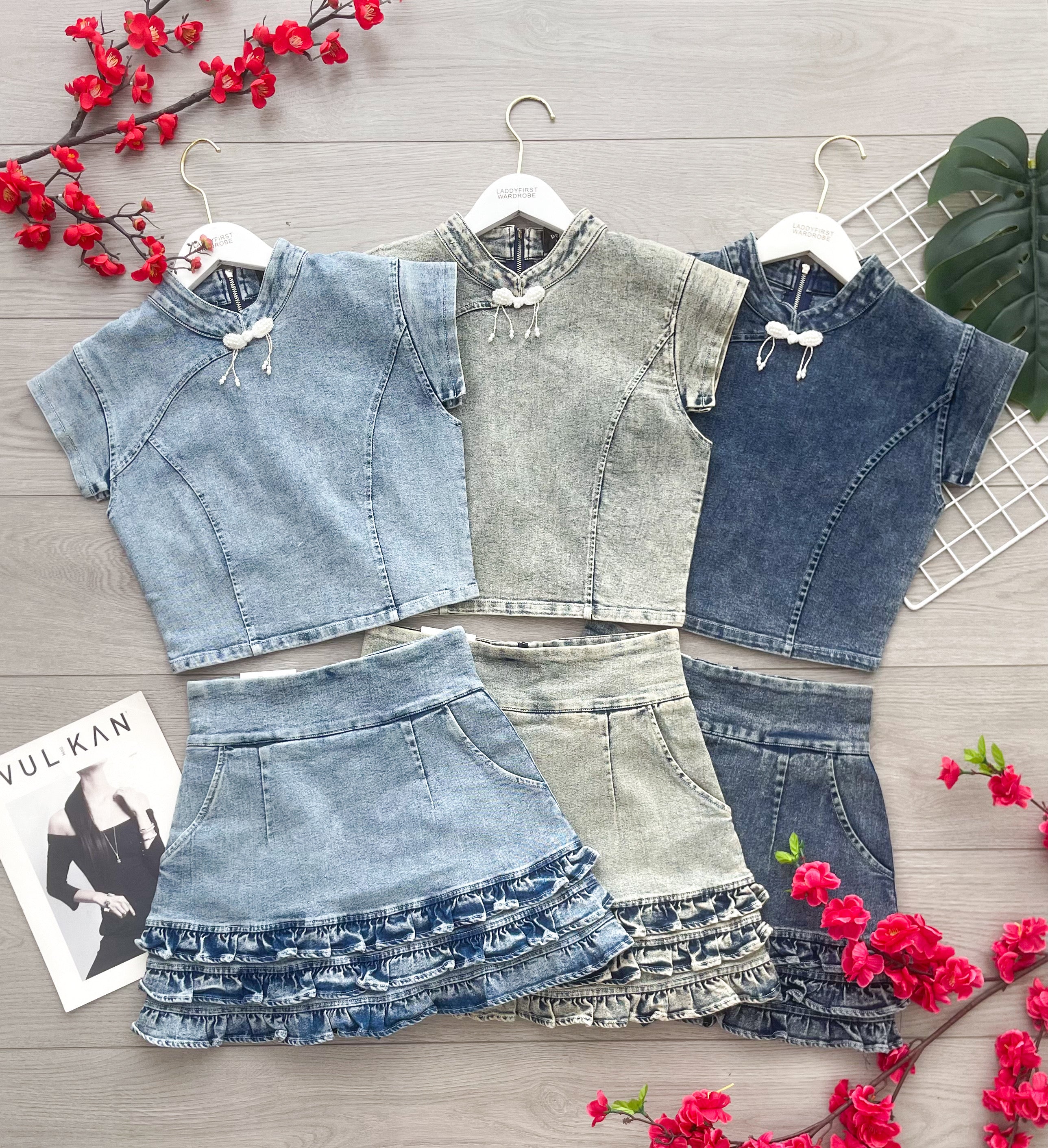 【SS6863】高品质两件式可盐可甜雪花牛仔旗袍套装 精致珍珠盘扣牛仔旗袍上衣➕层次荷叶下摆A字牛仔高腰裤裙，有口袋 ❤️❤️【A-R2-C1】