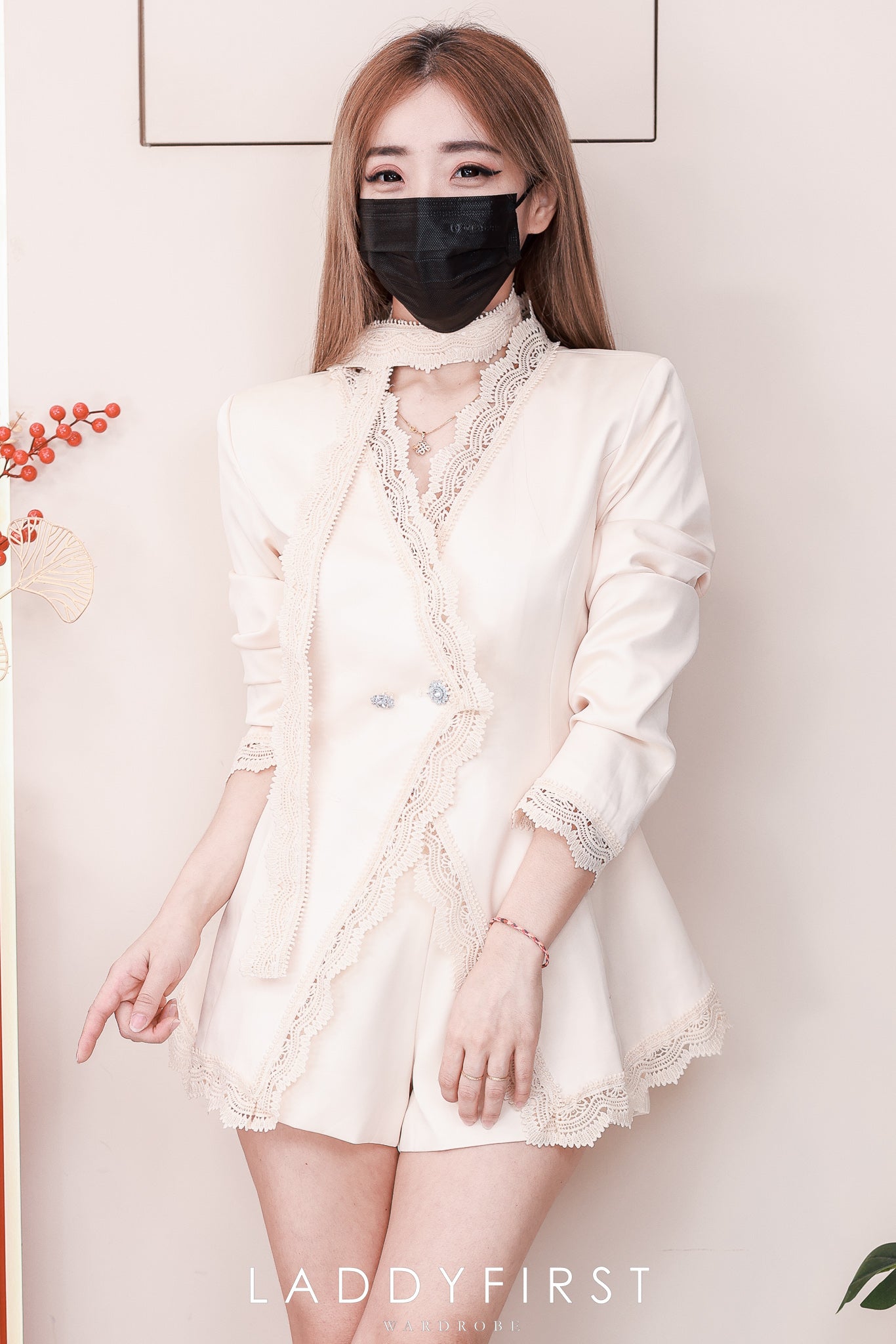 【SS25144】高品质两件式高端气质缎面套装 V领桐花边长袖连衣裙➕缎面高腰百搭短裤 ❤️❤️