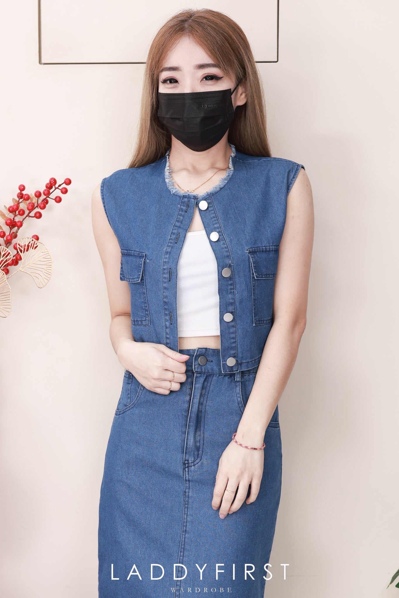 【SS520261】高品质两件式韩版马甲式牛仔套装 马甲式牛仔上衣➕中间开叉设计牛仔高腰百搭长裙，有口袋 ❤️❤️