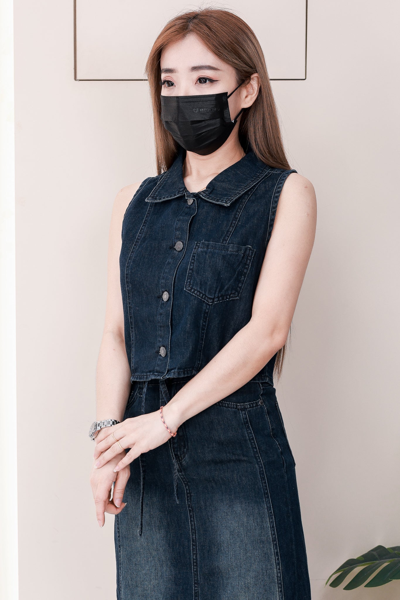 【SS9979】高品质两件式韩版马甲式时尚牛仔套装 翻领马甲式牛仔上衣➕牛仔高腰长裙，后中下摆开叉设计，有口袋 ❤️❤️