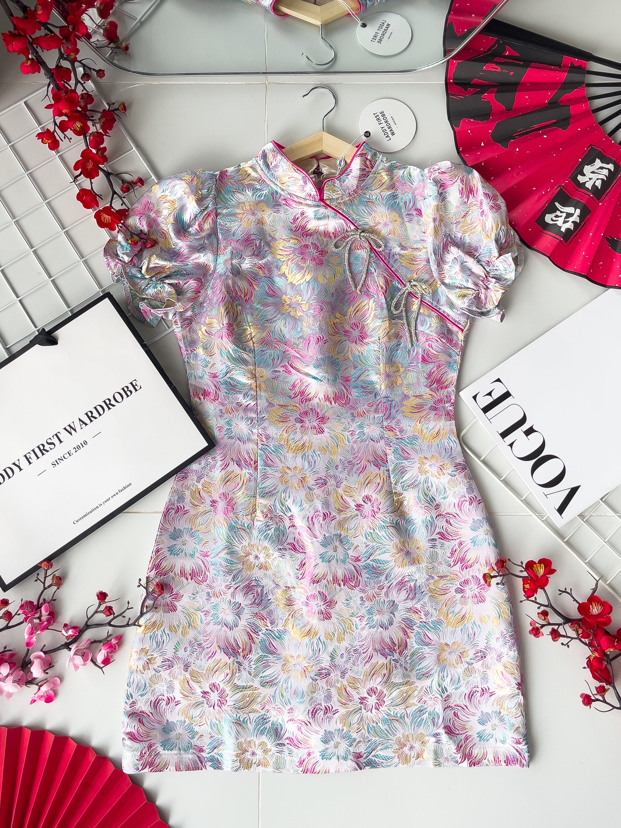 【D8235271】独家爆款优雅气质国风立领泡泡袖显腰身提花旗袍连身裙子，搭配精致蝴蝶结水钻针扣点缀【B-R3-C4】