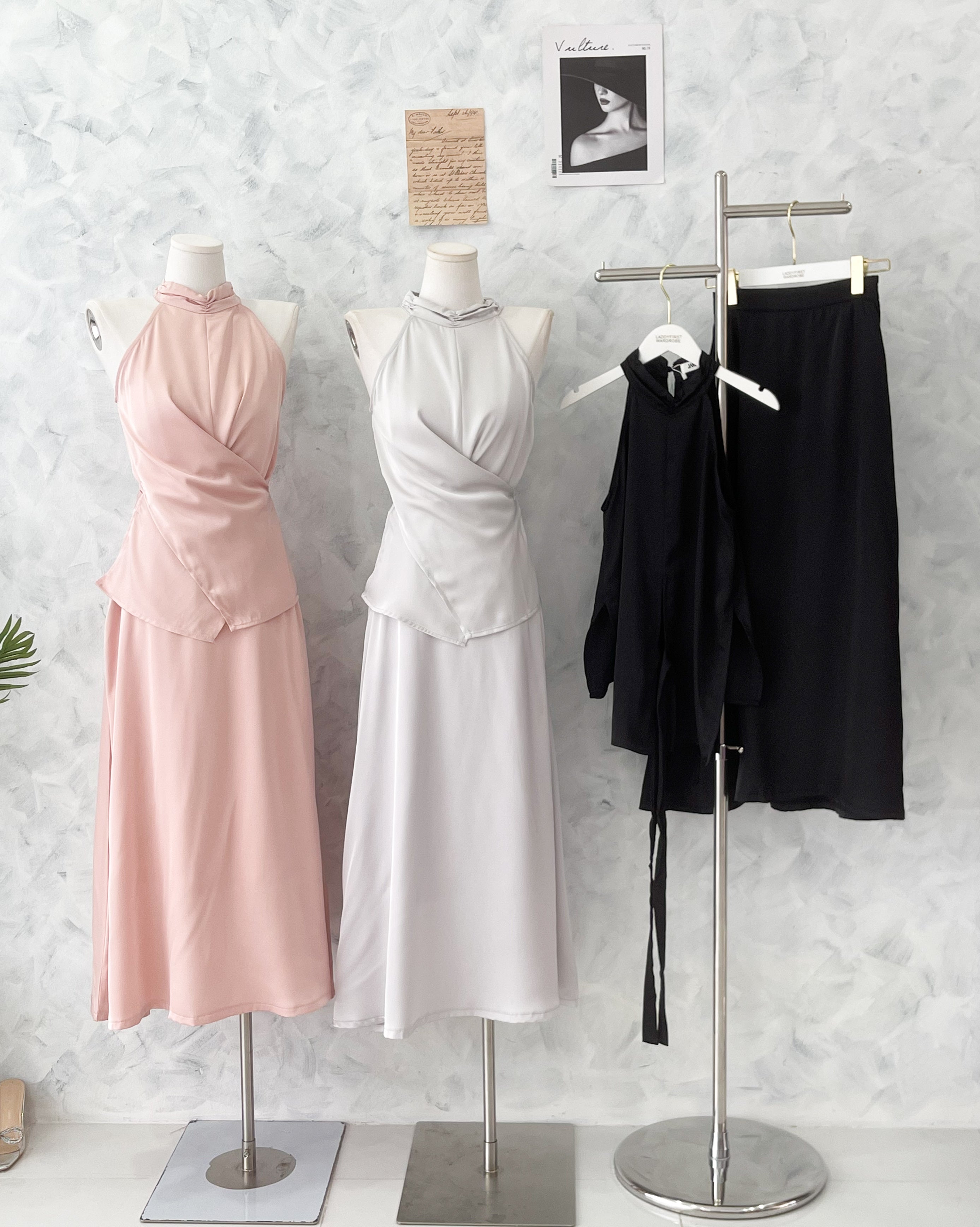 【SS98523】高品质两件式韩式高级感气质缎面晚宴套装 挂脖CUT IN上衣➕缎面高腰长裙，有口袋 ❤️❤️