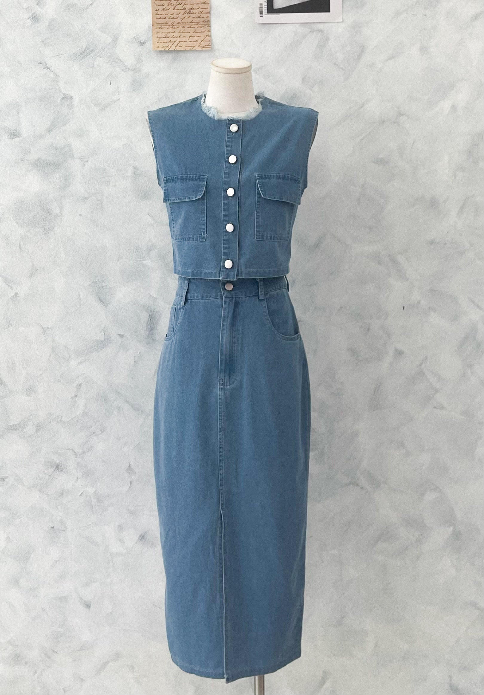 【SS520261】高品质两件式韩版马甲式牛仔套装 马甲式牛仔上衣➕中间开叉设计牛仔高腰百搭长裙，有口袋 ❤️❤️