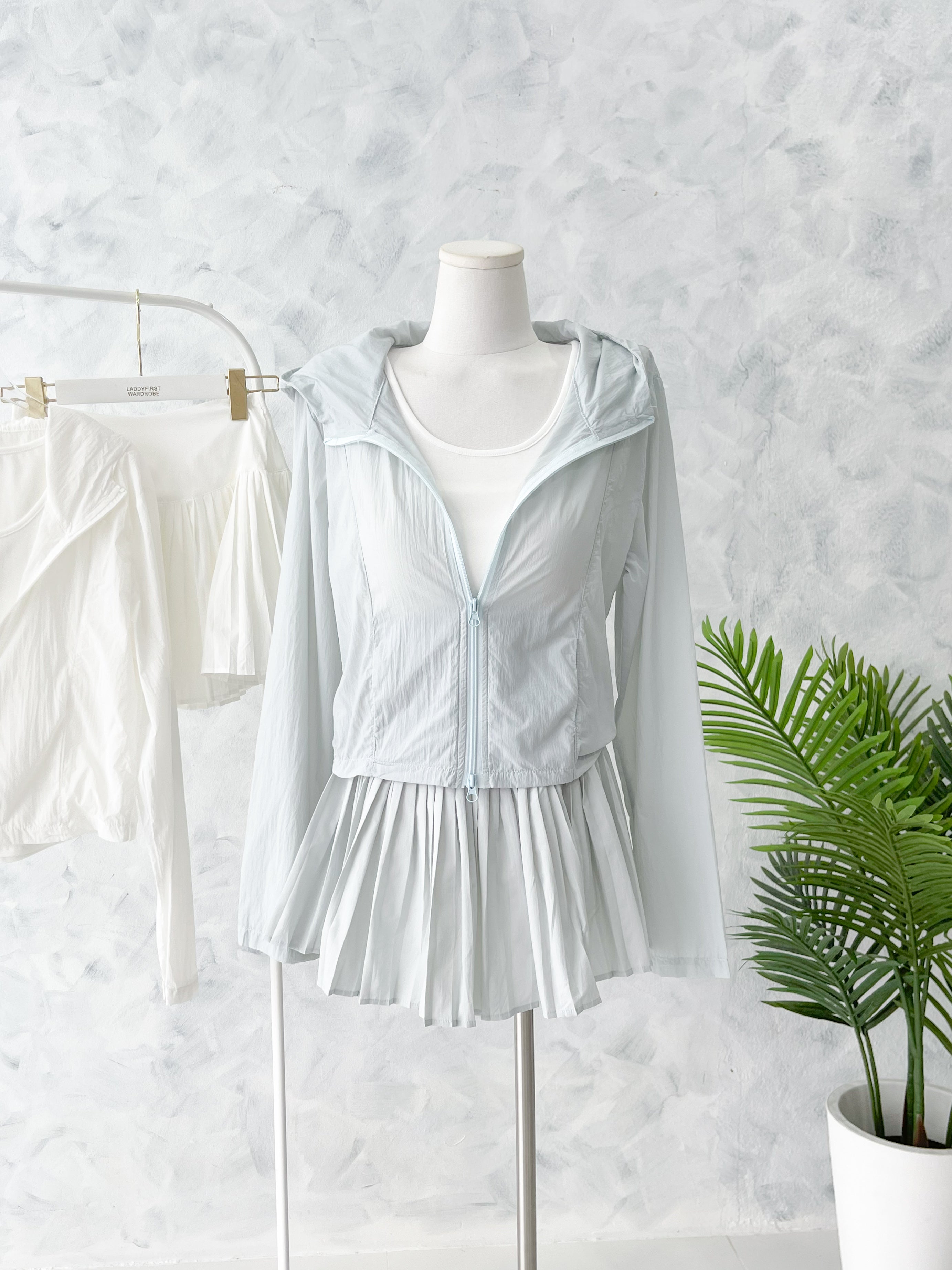 【SS88336】高品质三件套减龄学院风套装 轻薄连帽长袖防嗮外套➕纯棉弹力内搭上衣➕百褶高腰百搭裙子，内层有里布短裤 ❤️❤️