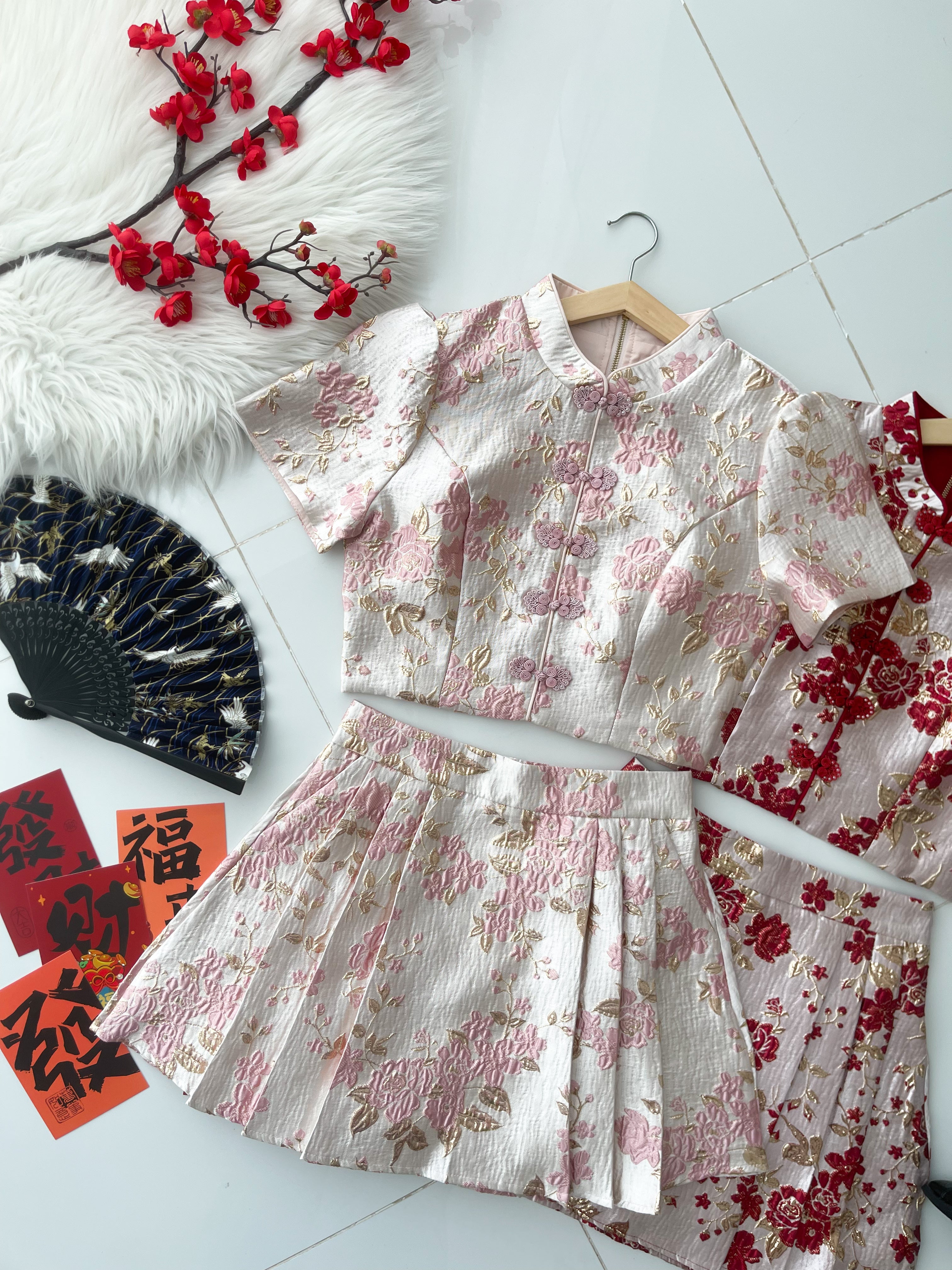 【SS21843 / 37077】高品质两件式浮雕提花旗袍套装 泡泡袖提花旗袍上衣➕提花百褶高腰裙子，内层有里布短裤，有口袋 ❤️❤️