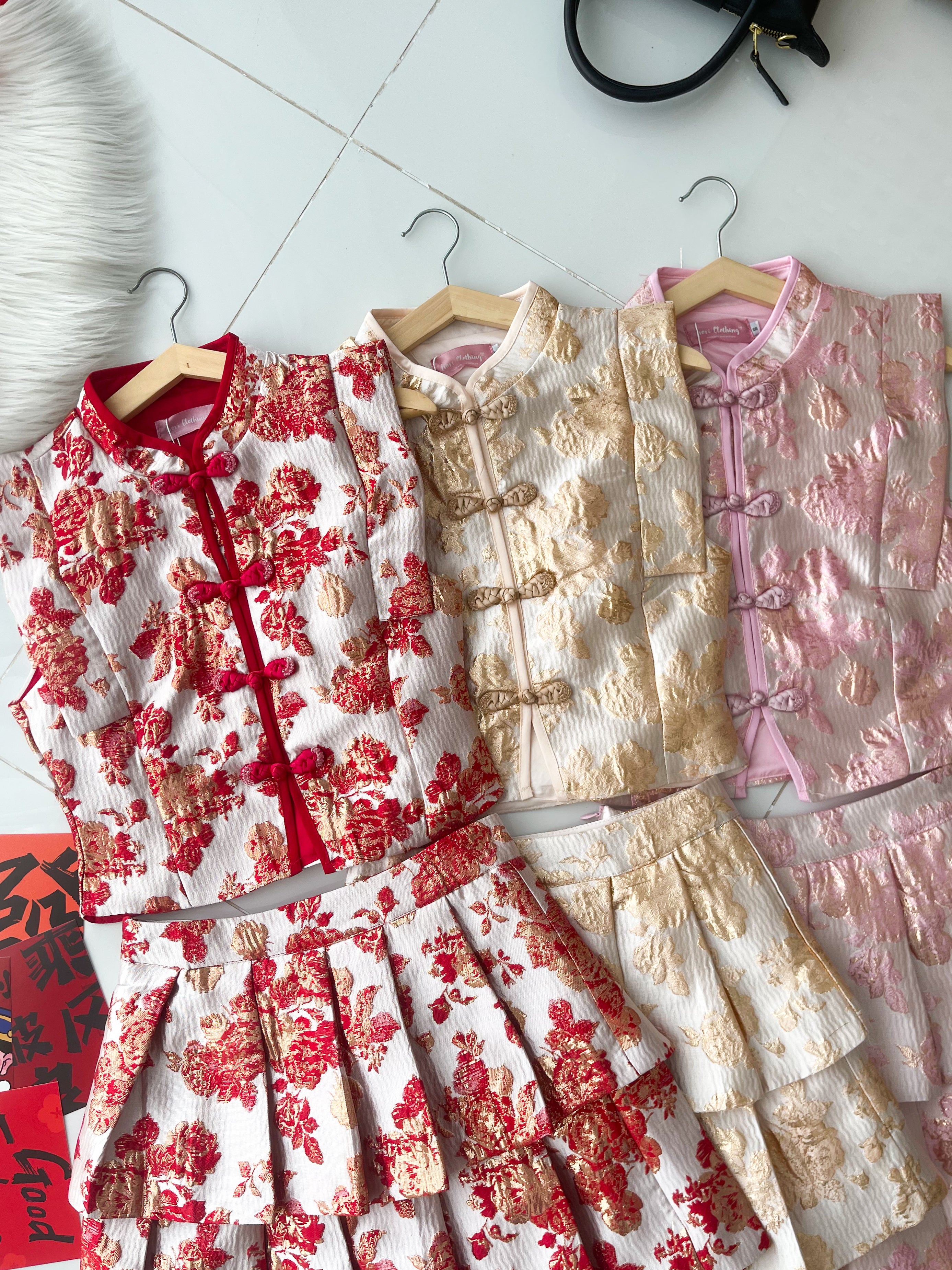 【SS6983】高品质两件式新中式提花旗袍套装 马甲无袖提花旗袍上衣➕提花蛋糕百褶高腰裙子，内层有里布短裤 ❤️❤️