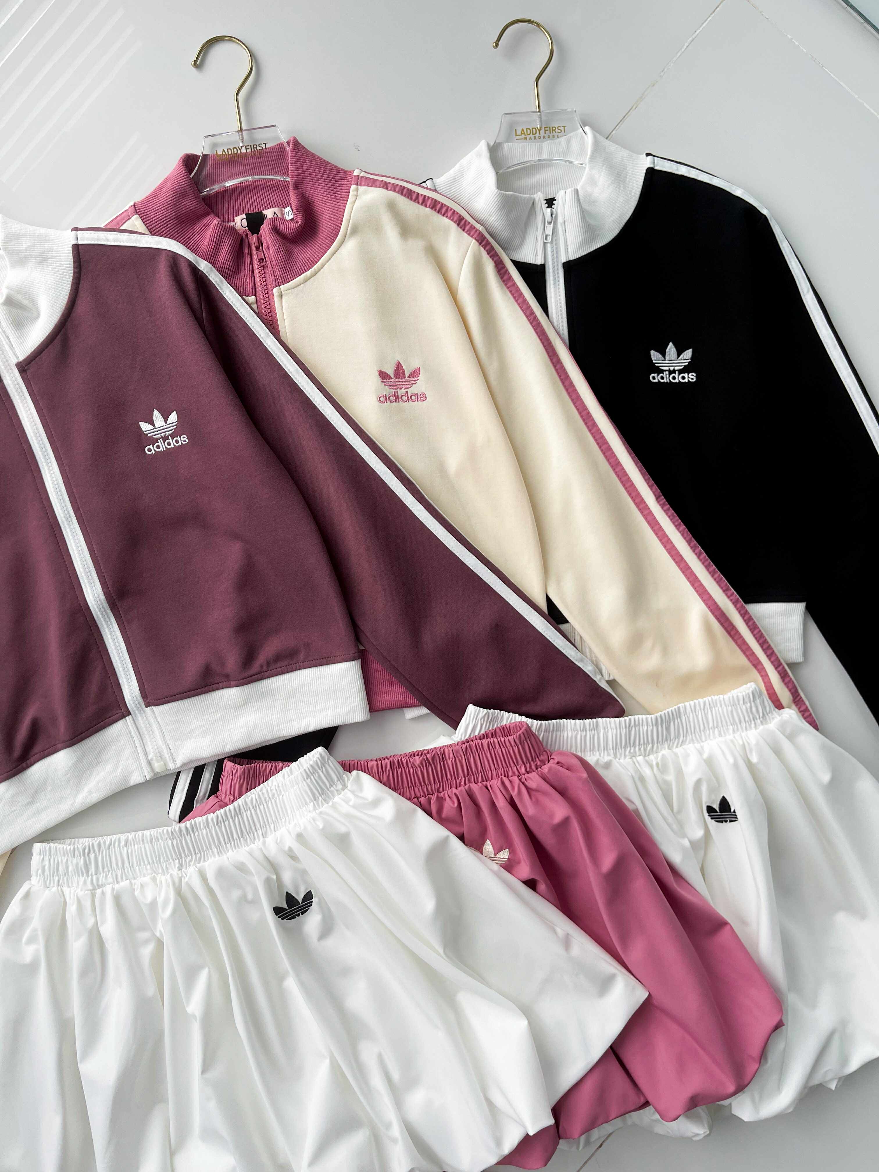 【SS21682 / 3394】高品质两件式刺绣adidas运动风时尚套装 撞色长袖卫衣外套➕松紧腰弹力百褶花苞裙子，内层有里布短裤 ❤️❤️