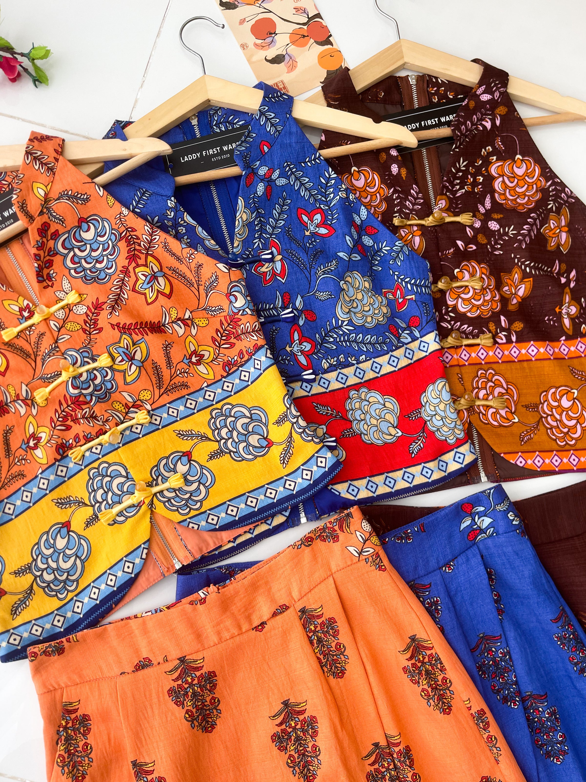 【SS6842-1】⚡补货预订款⚡高品质高级感复古BATIK旗袍套装 BATIK无袖旗袍上衣➕开叉边设计高腰BATIK裙子 ❤️❤️