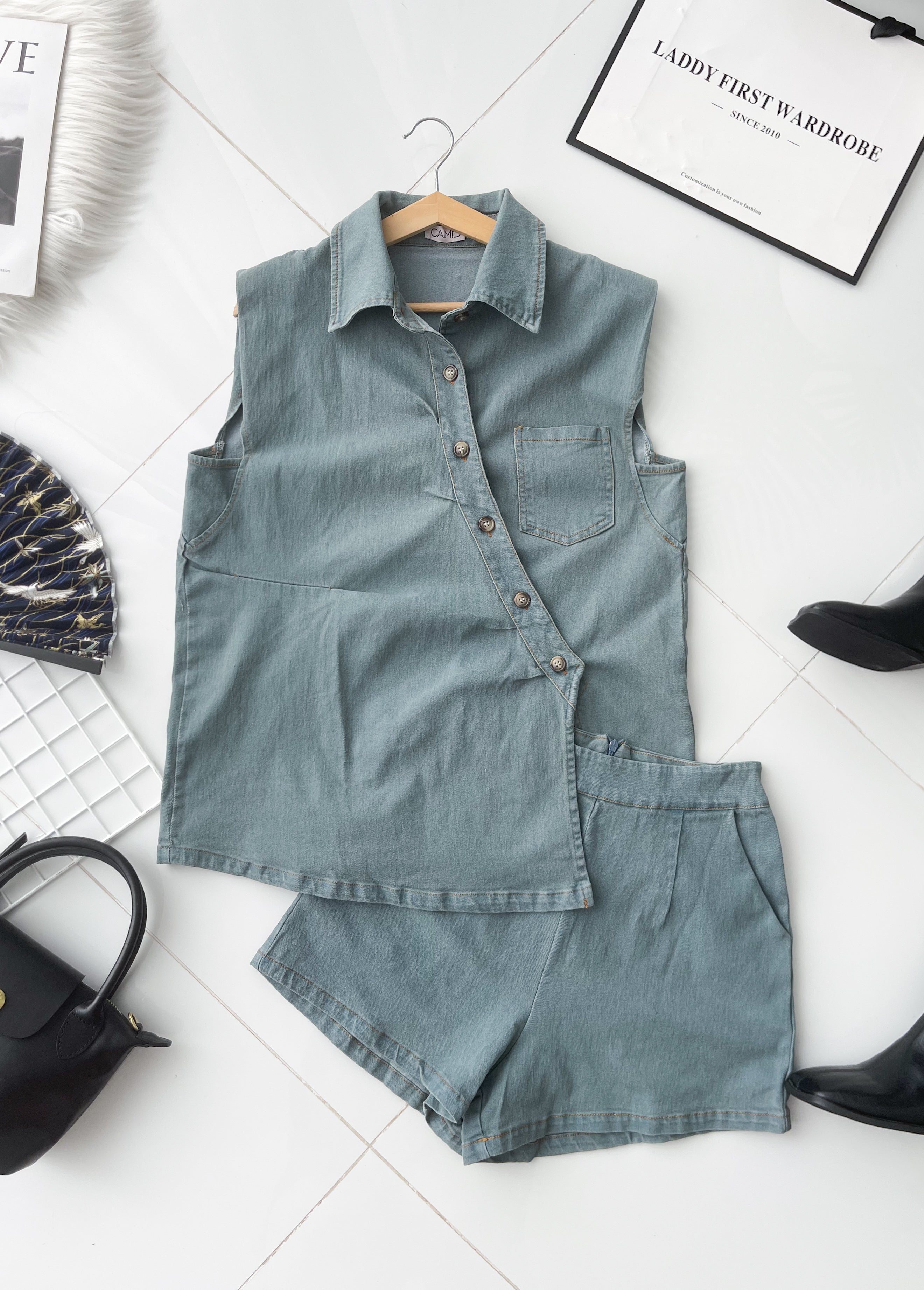 【SS21823 / 16972】高品质两件式夏日减龄洋气牛仔套装 翻领宽松版牛仔上衣➕牛仔高腰百搭短裤，有口袋 ❤️❤️