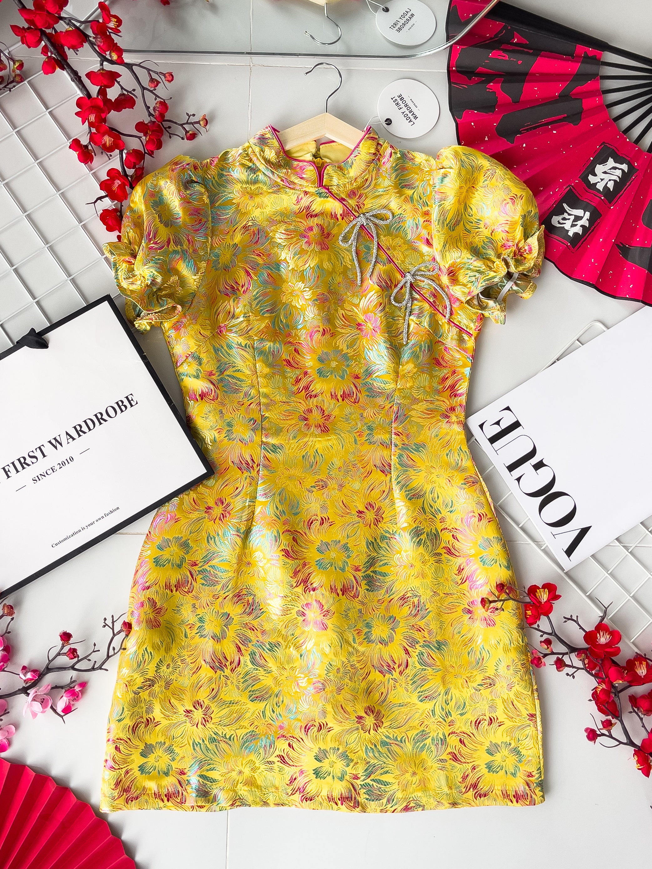 【D8235271】独家爆款优雅气质国风立领泡泡袖显腰身提花旗袍连身裙子，搭配精致蝴蝶结水钻针扣点缀【B-R3-C4】